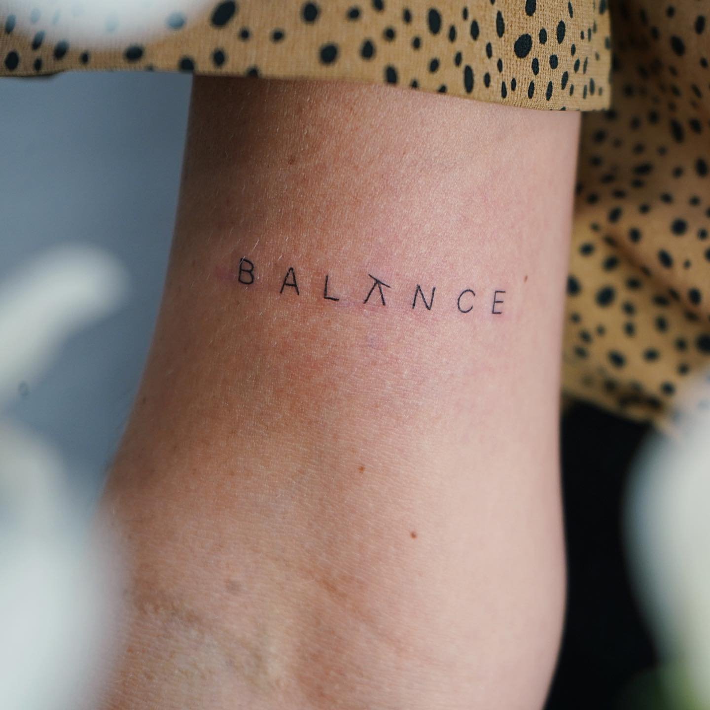 Tatuaje de frase en antebrazo, línea fina Sinkply Madrid