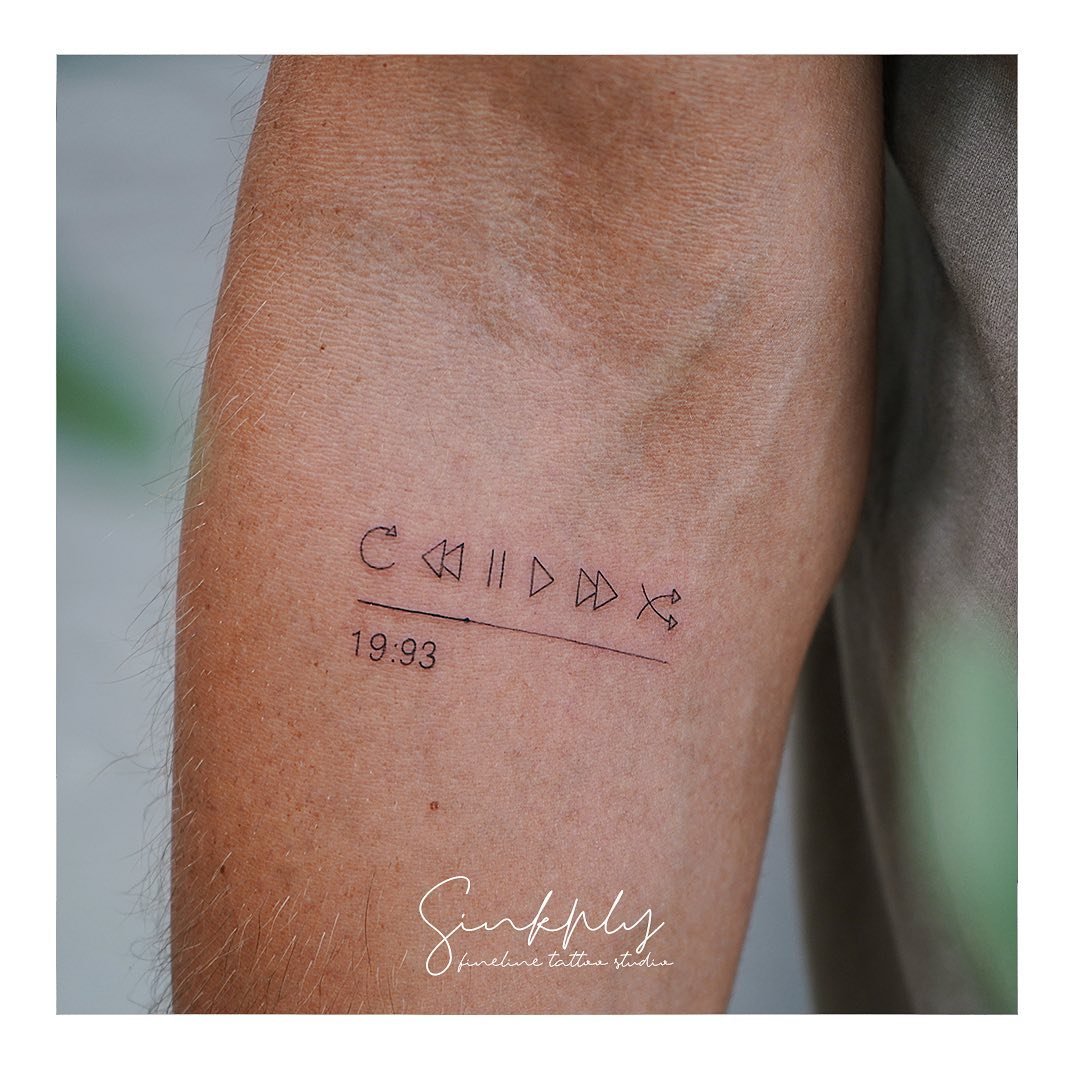 Tatuaje de frase en antebrazo, línea fina Sinkply Madrid