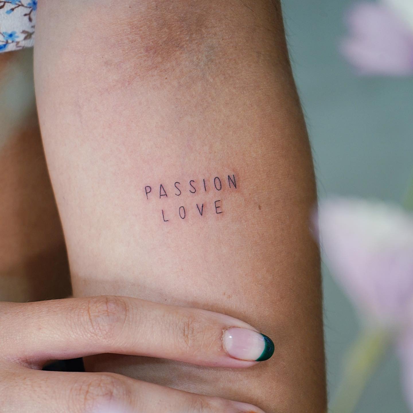 Tatuaje de frase en antebrazo, línea fina Sinkply Madrid