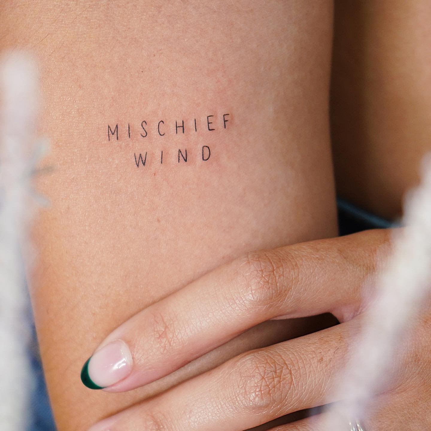Tatuaje de frase en antebrazo, línea fina Sinkply Madrid
