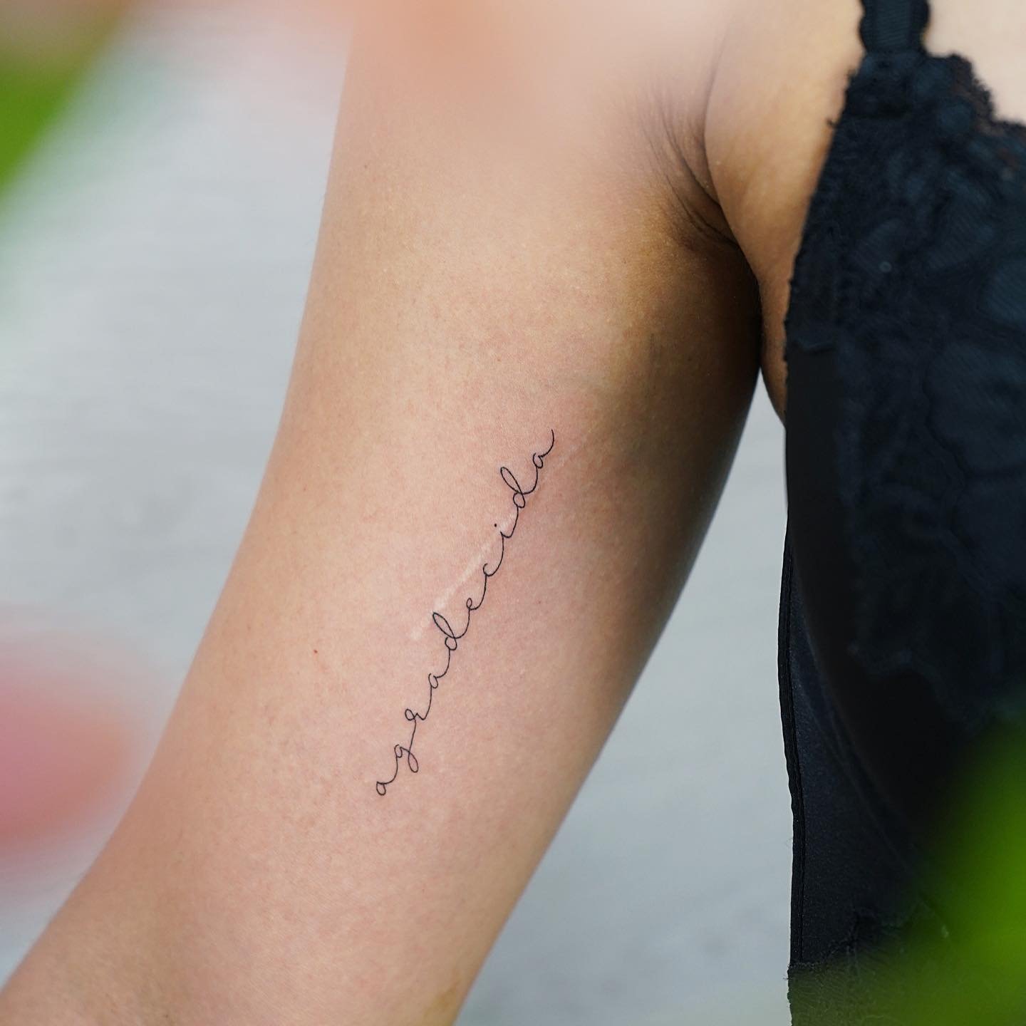 Tatuaje de frase en antebrazo, línea fina Sinkply Madrid