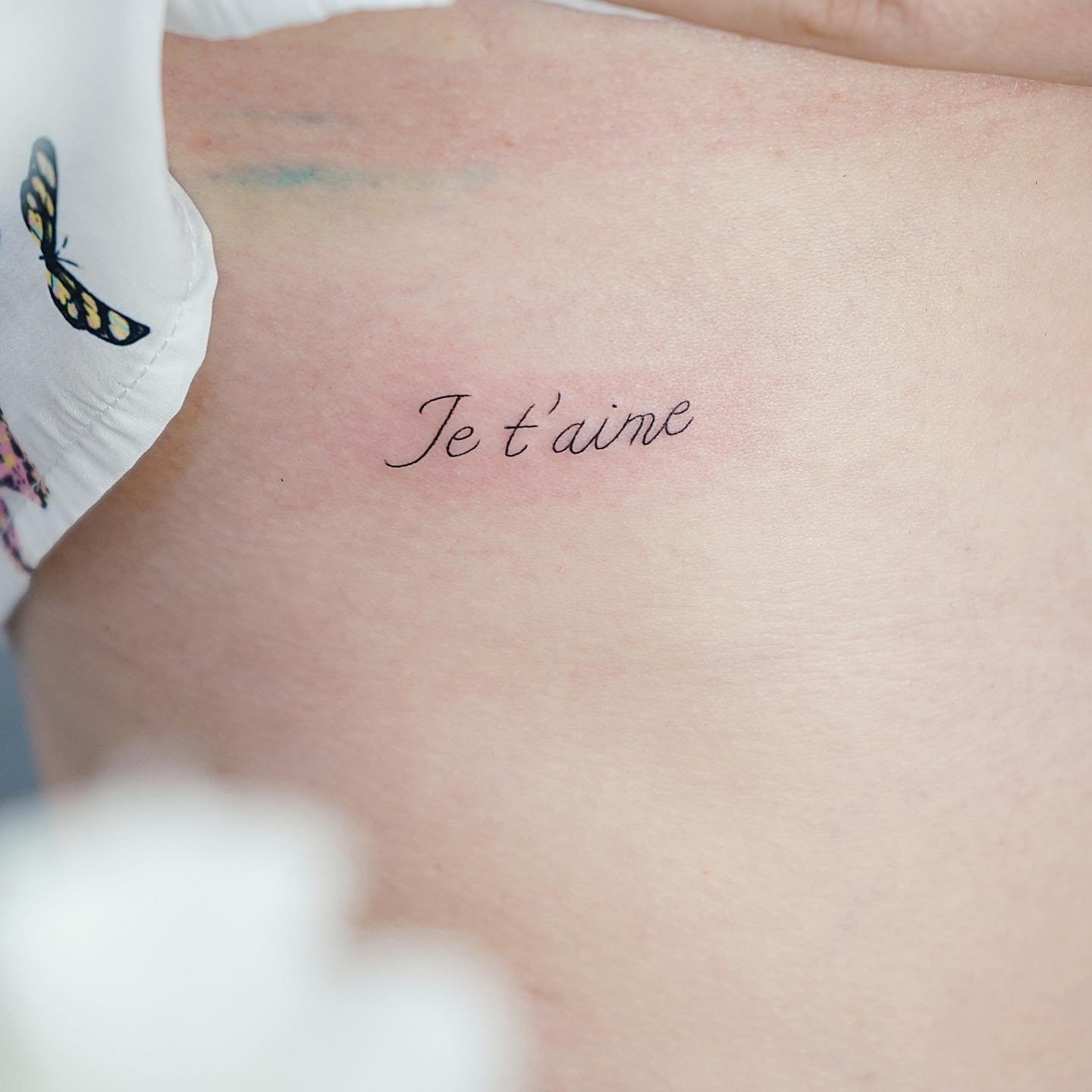 Tatuaje de frase en antebrazo, línea fina Sinkply Madrid