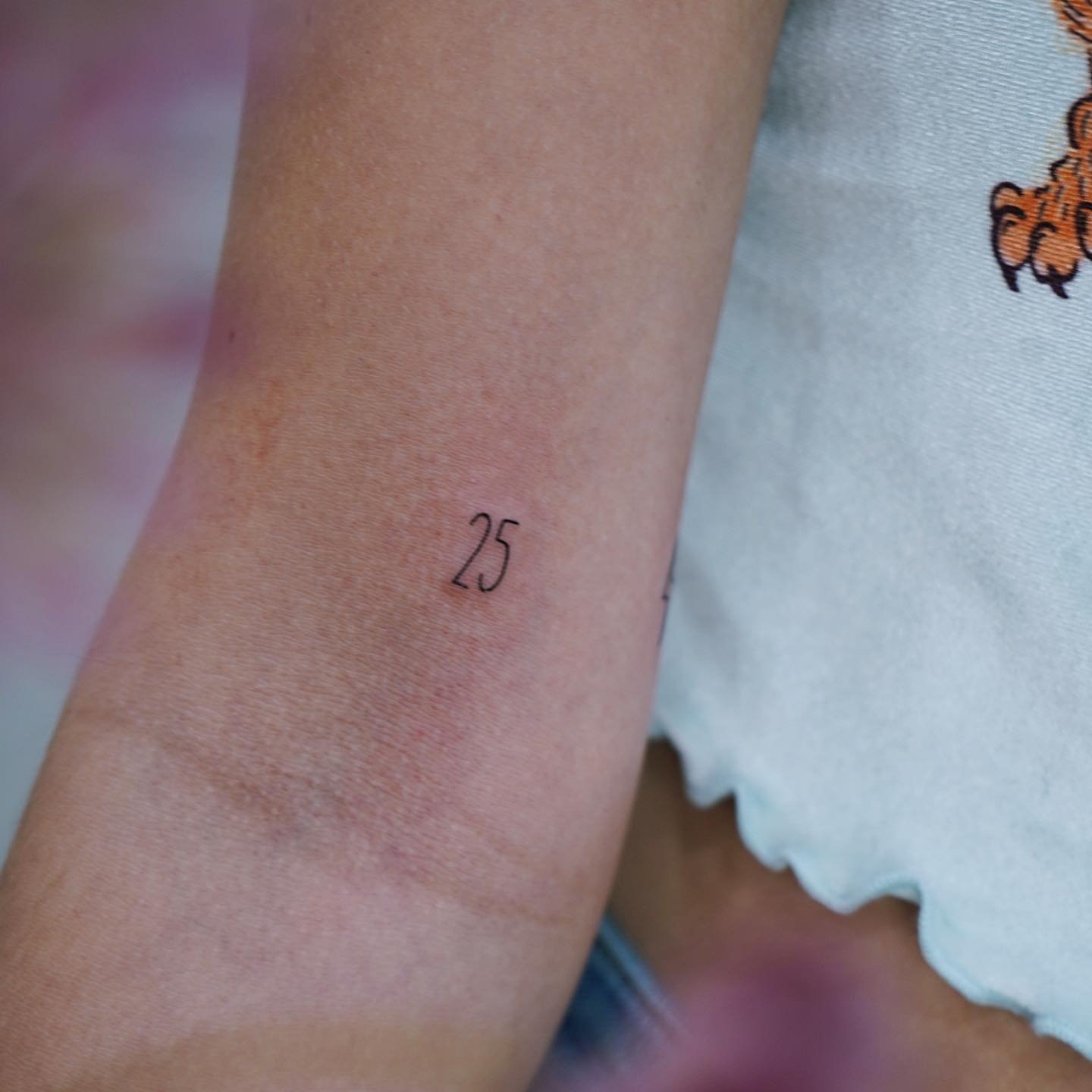 Tatuaje de frase en antebrazo, línea fina Sinkply Madrid