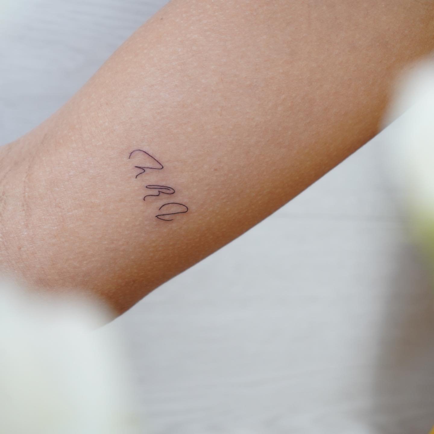 Tatuaje de frase en antebrazo, línea fina Sinkply Madrid