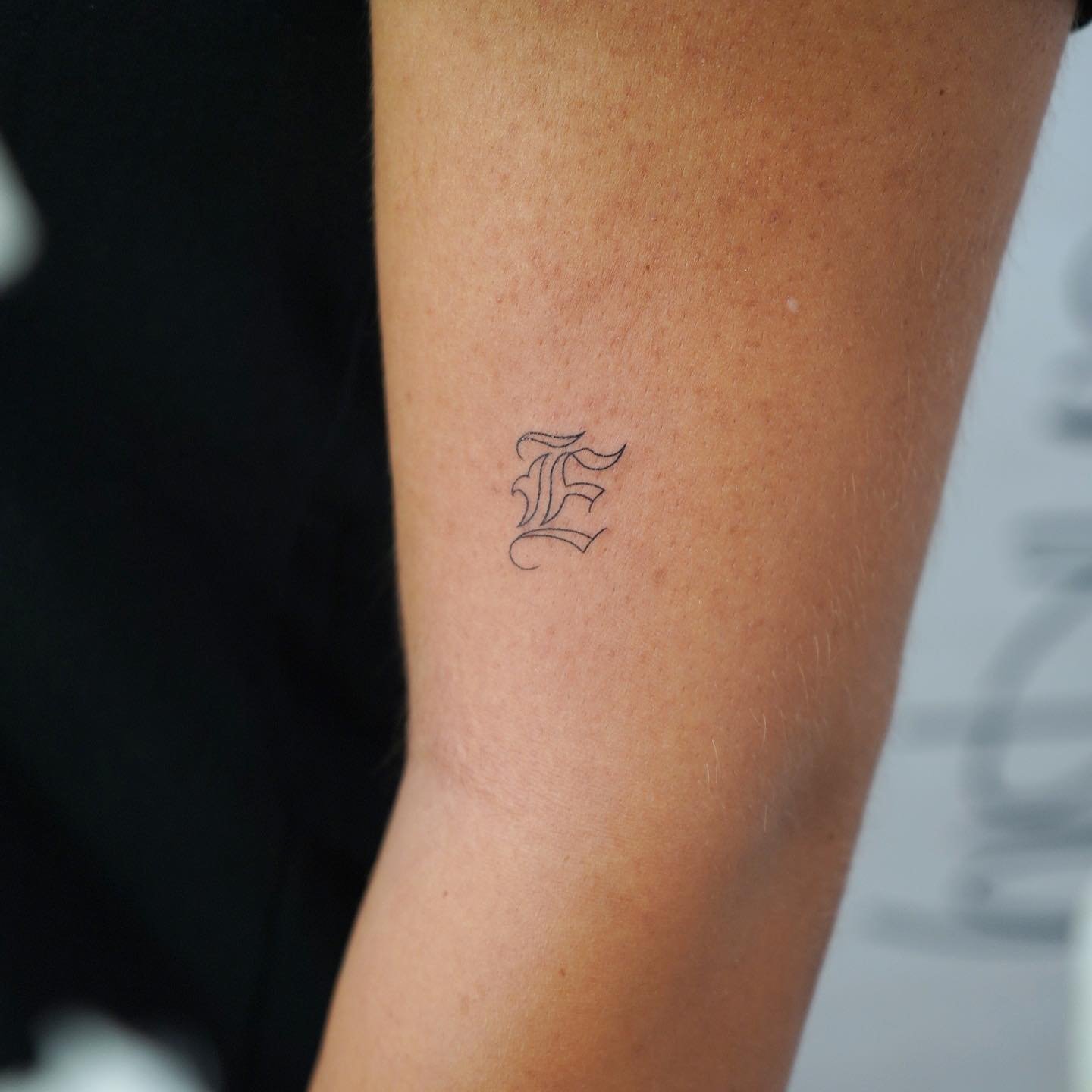 Tatuaje de frase en antebrazo, línea fina Sinkply Madrid