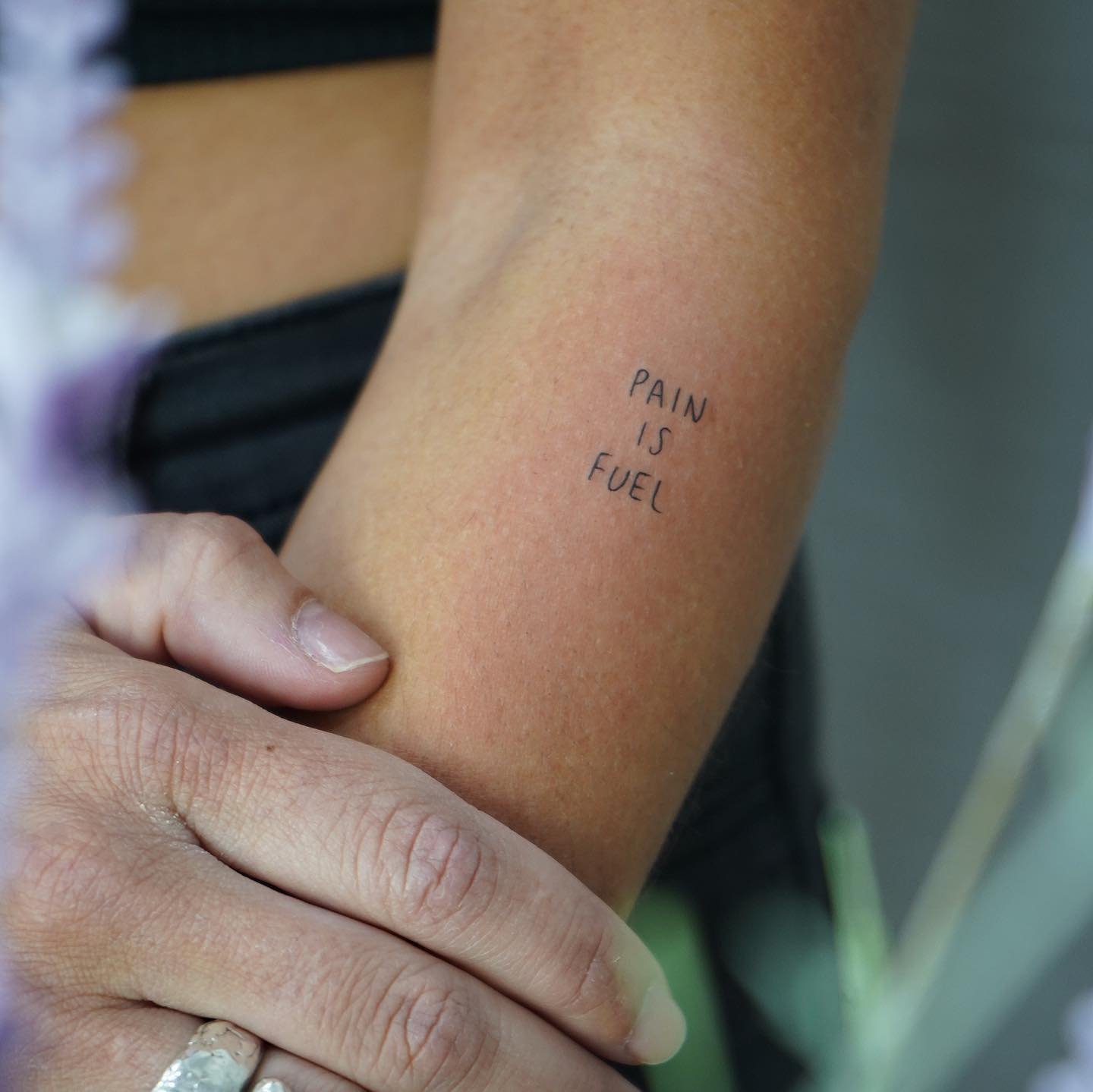 Tatuaje de frase en antebrazo, línea fina Sinkply Madrid