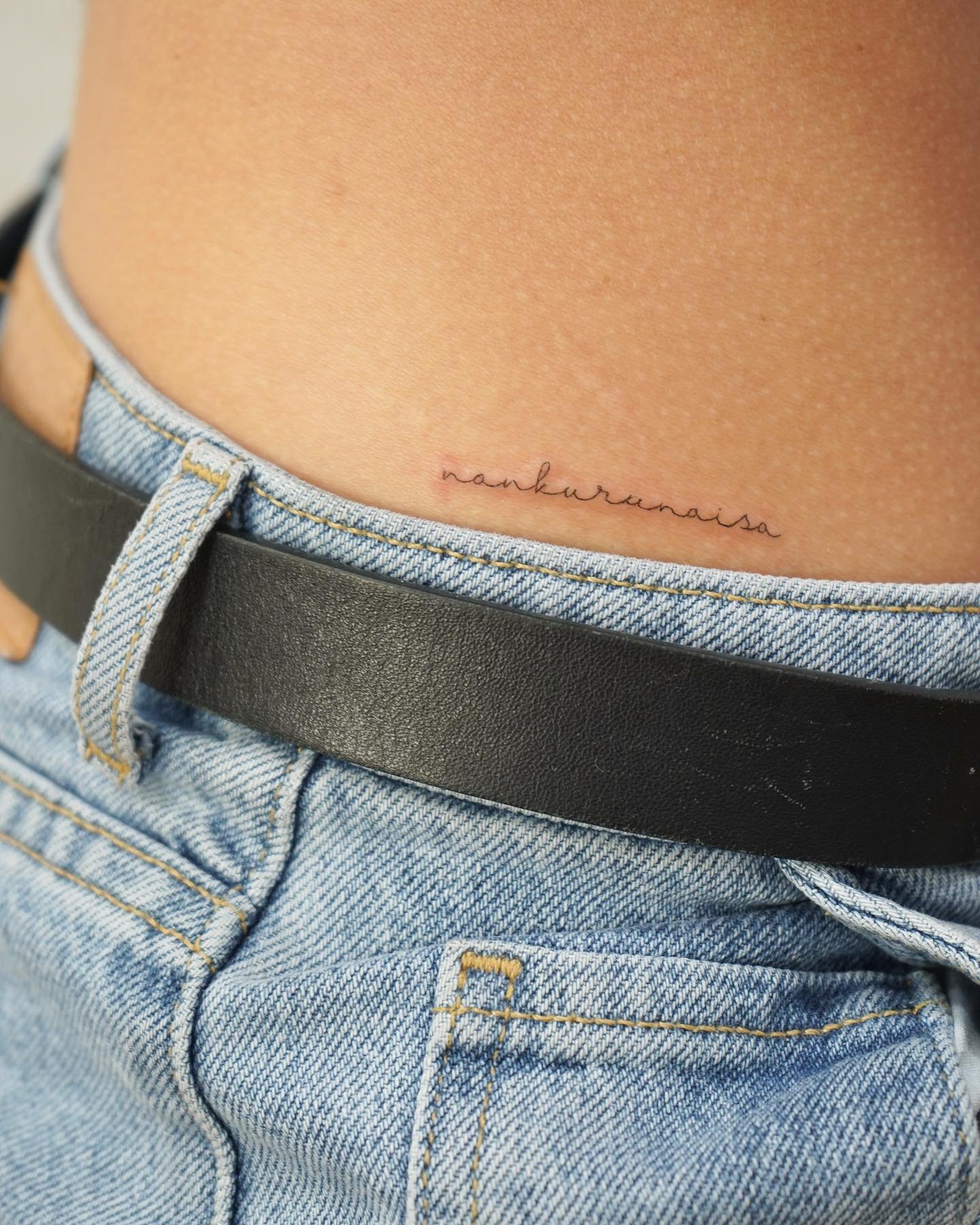 Tatuaje de frase en antebrazo, línea fina Sinkply Madrid