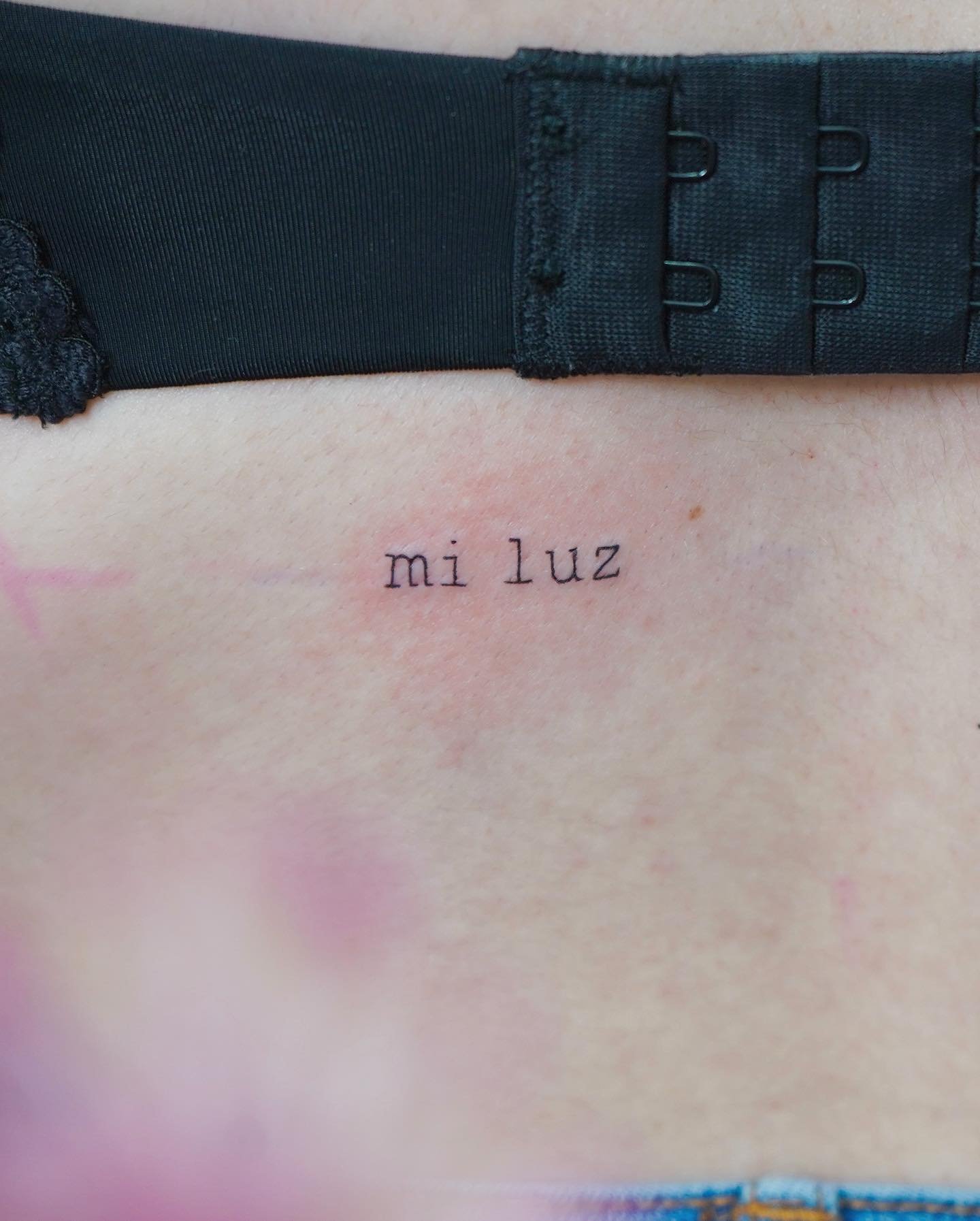 Tatuaje de frase en antebrazo, línea fina Sinkply Madrid