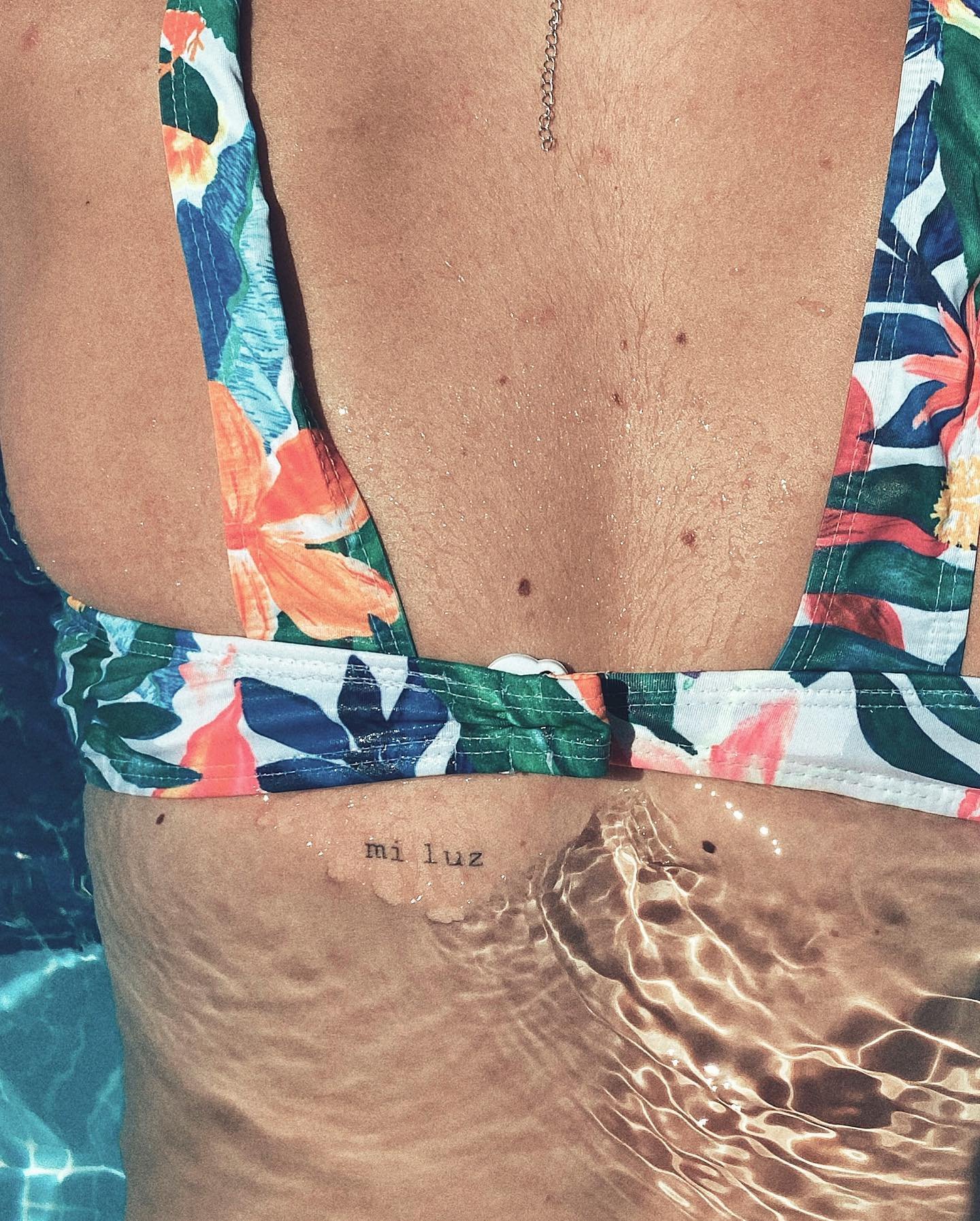 Tatuaje de frase en antebrazo, línea fina Sinkply Madrid