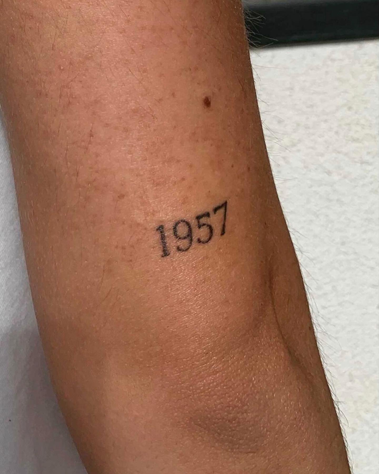 Tatuaje de frase en antebrazo, línea fina Sinkply Madrid