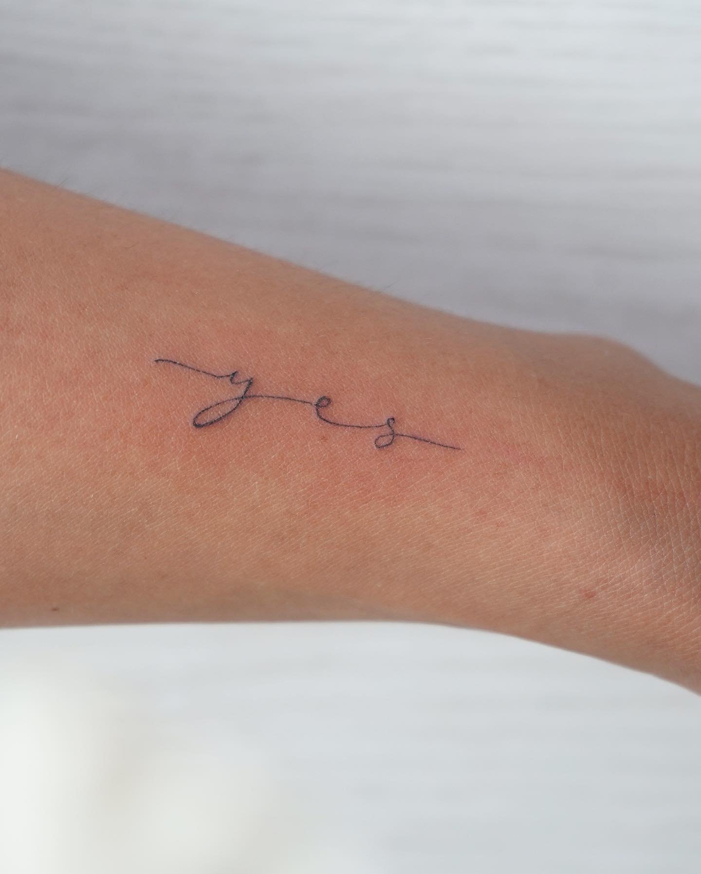 Tatuaje de frase en antebrazo, línea fina Sinkply Madrid