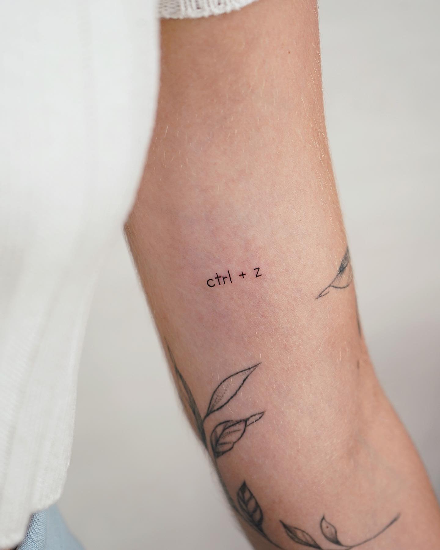 Tatuaje de frase en antebrazo, línea fina Sinkply Madrid