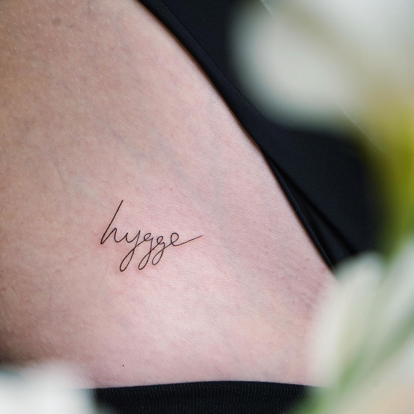 Tatuaje de frase en antebrazo, línea fina Sinkply Madrid
