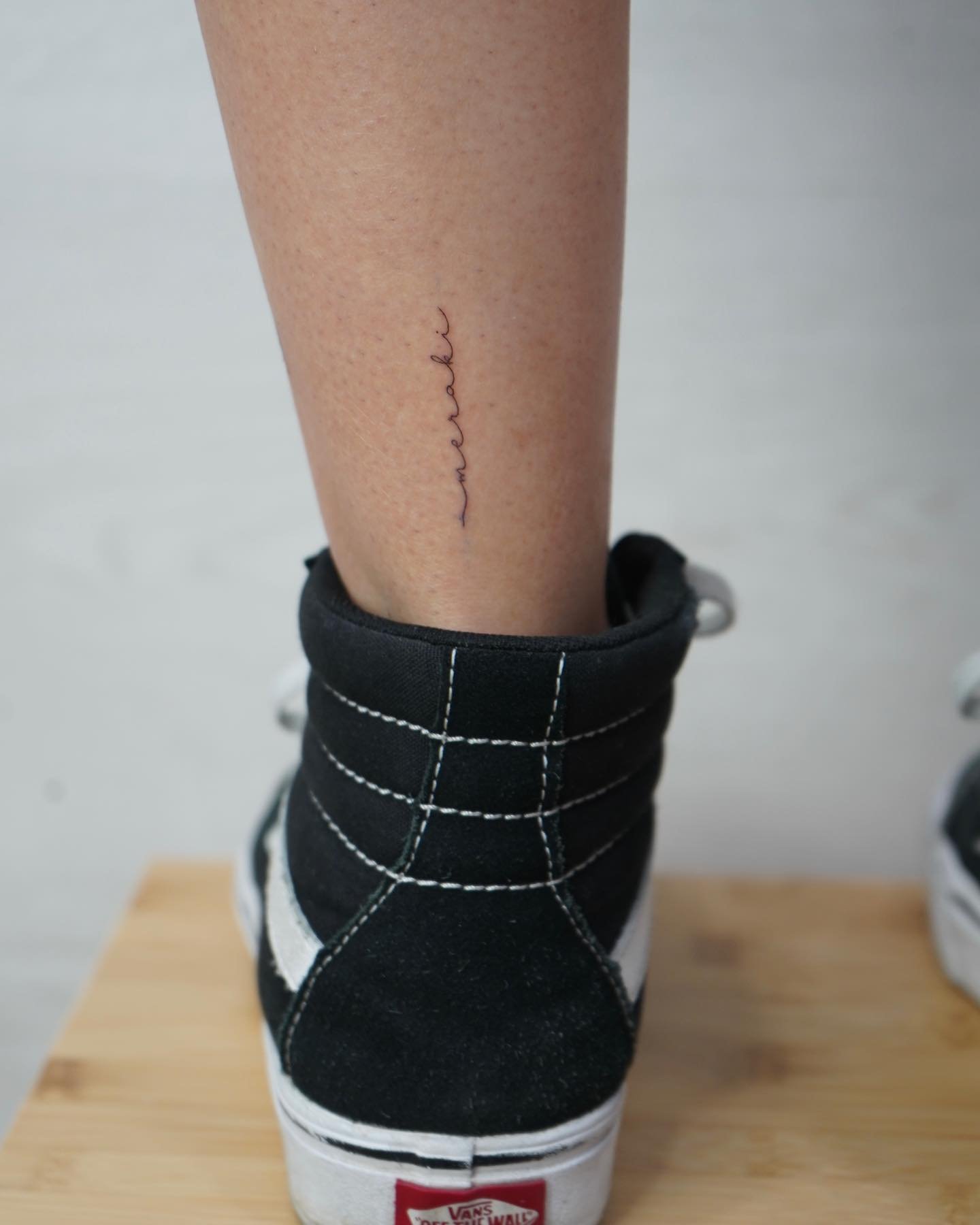 Tatuaje de frase en antebrazo, línea fina Sinkply Madrid