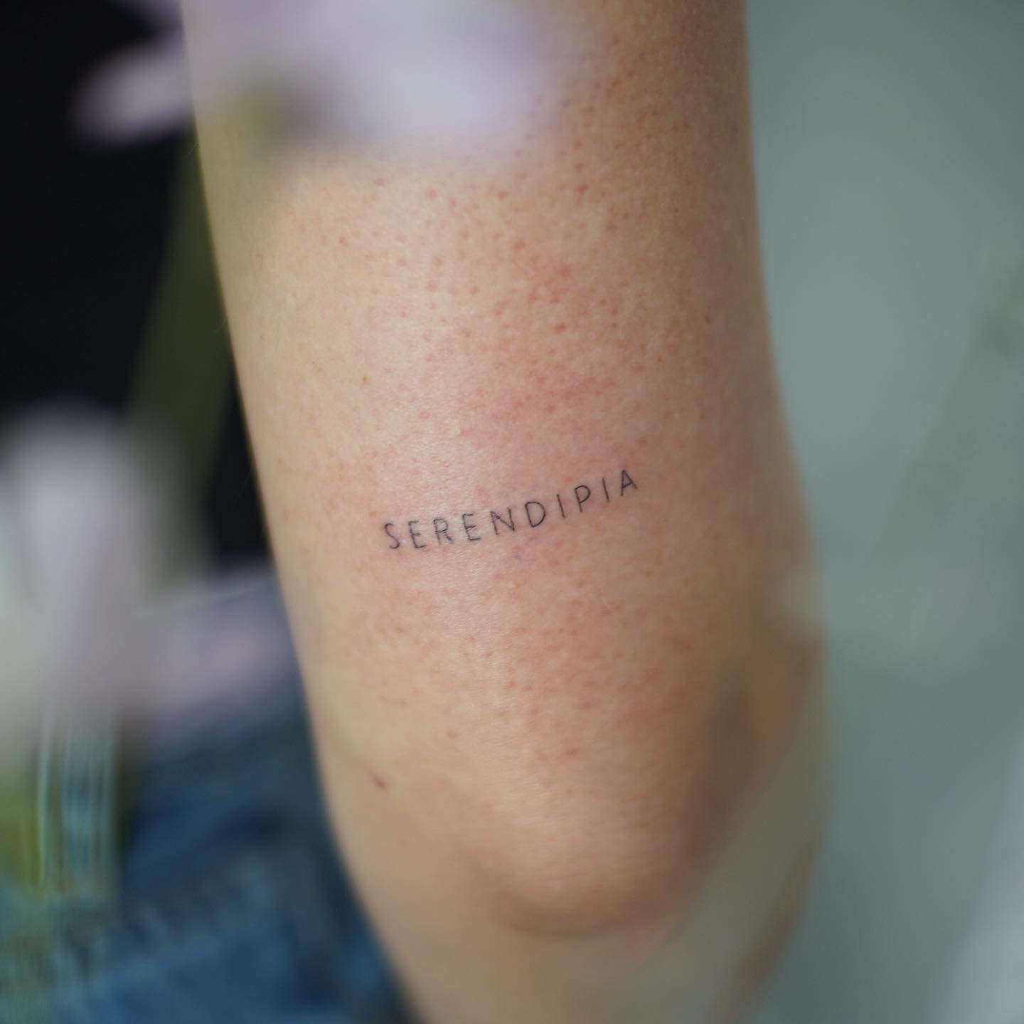 Tatuaje de frase en antebrazo, línea fina Sinkply Madrid