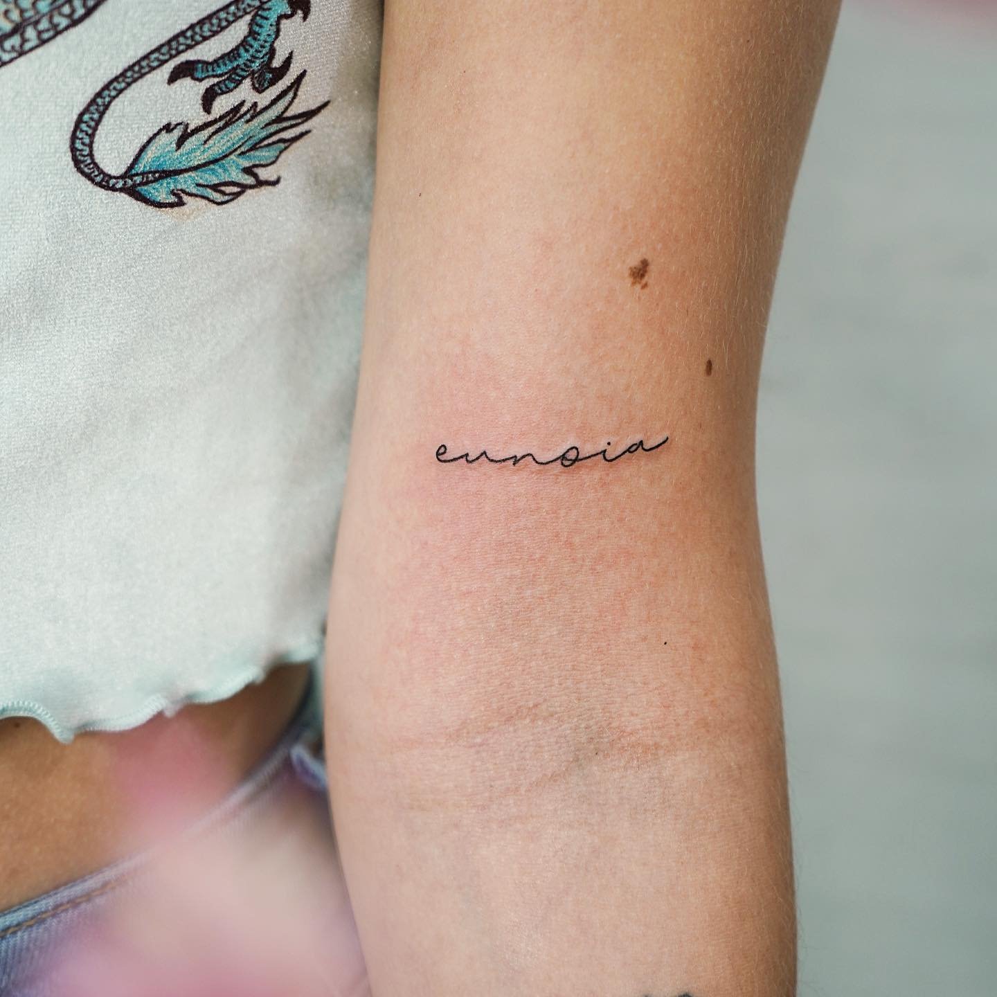 Tatuaje de frase en antebrazo, línea fina Sinkply Madrid