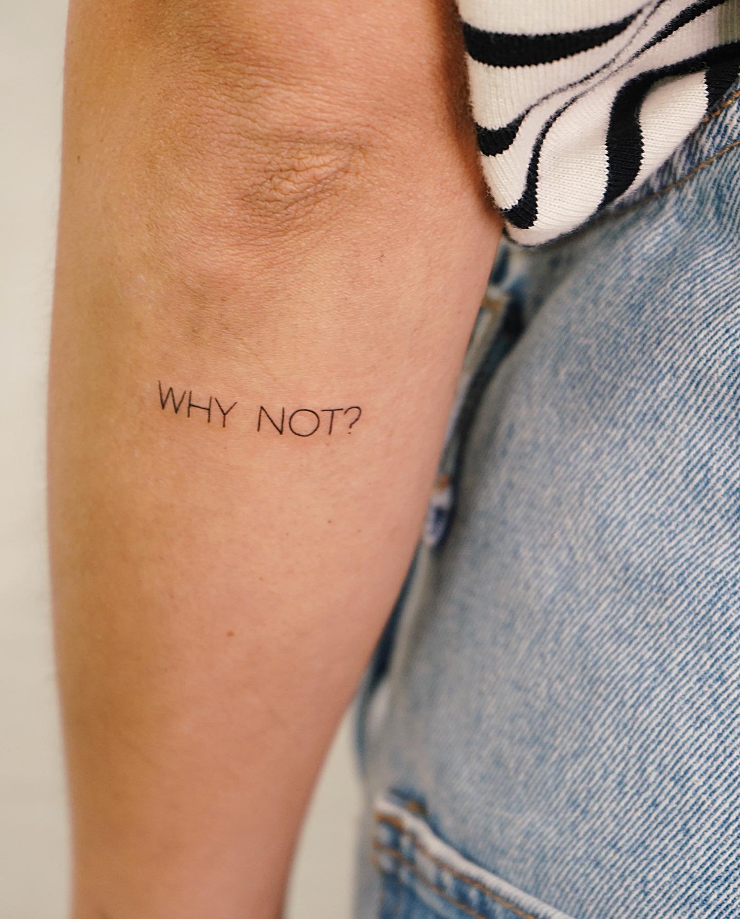 Tatuaje de frase en antebrazo, línea fina Sinkply Madrid