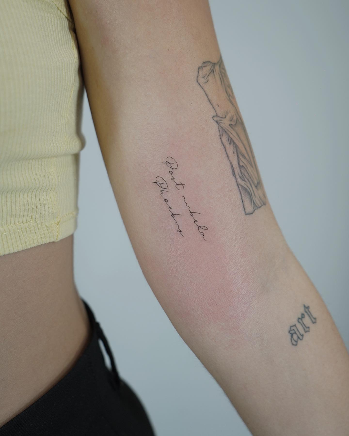 Tatuaje de frase en antebrazo, línea fina Sinkply Madrid
