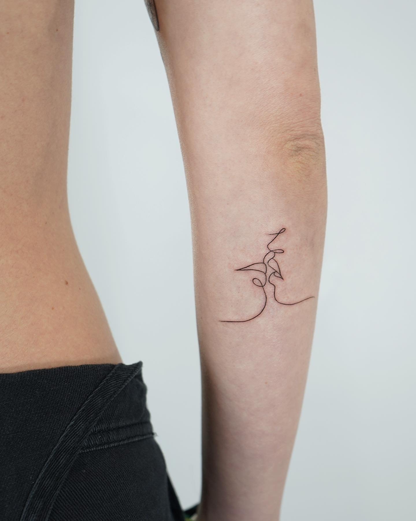 Tatuaje de frase en antebrazo, línea fina Sinkply Madrid