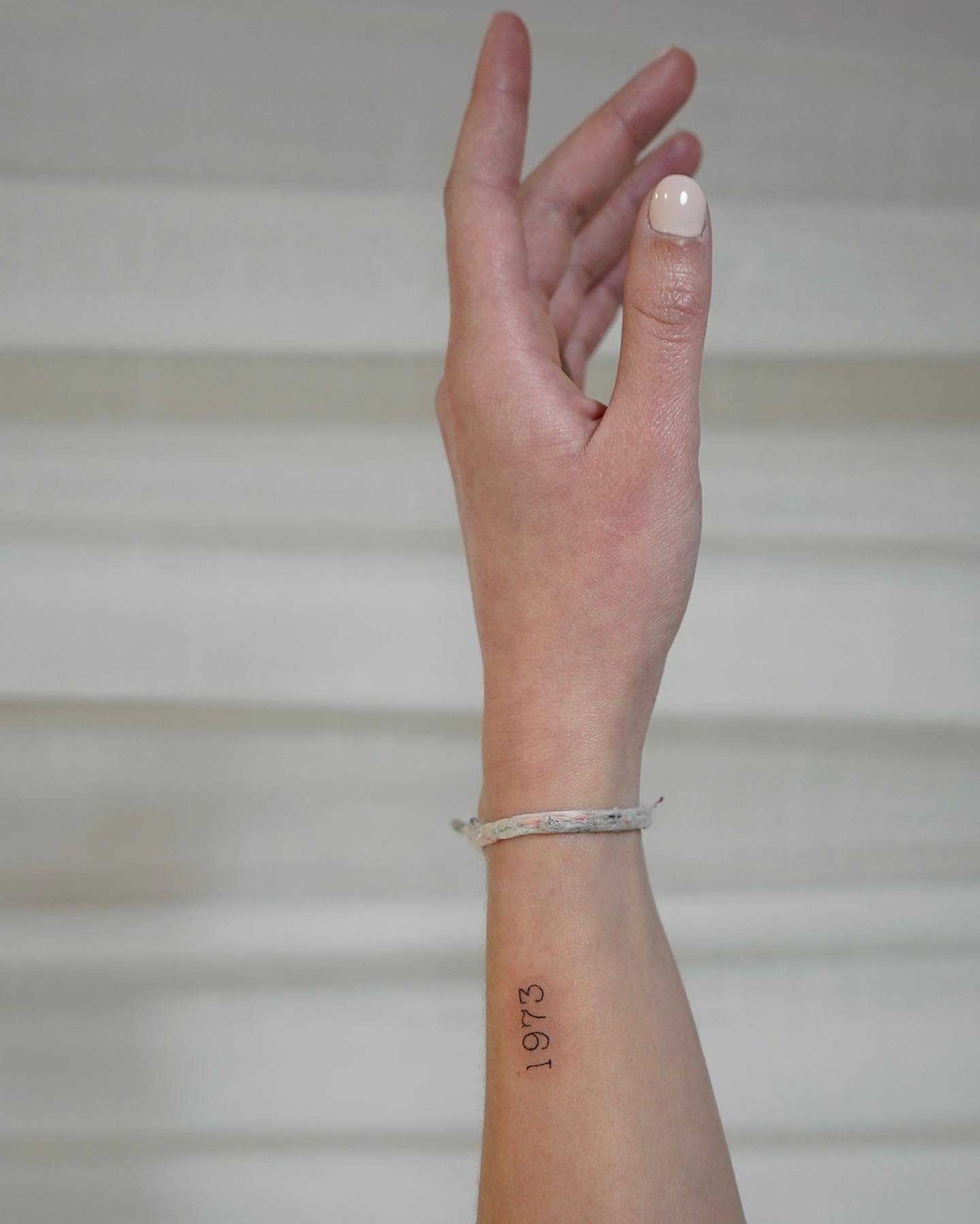 Tatuaje de frase en antebrazo, línea fina Sinkply Madrid
