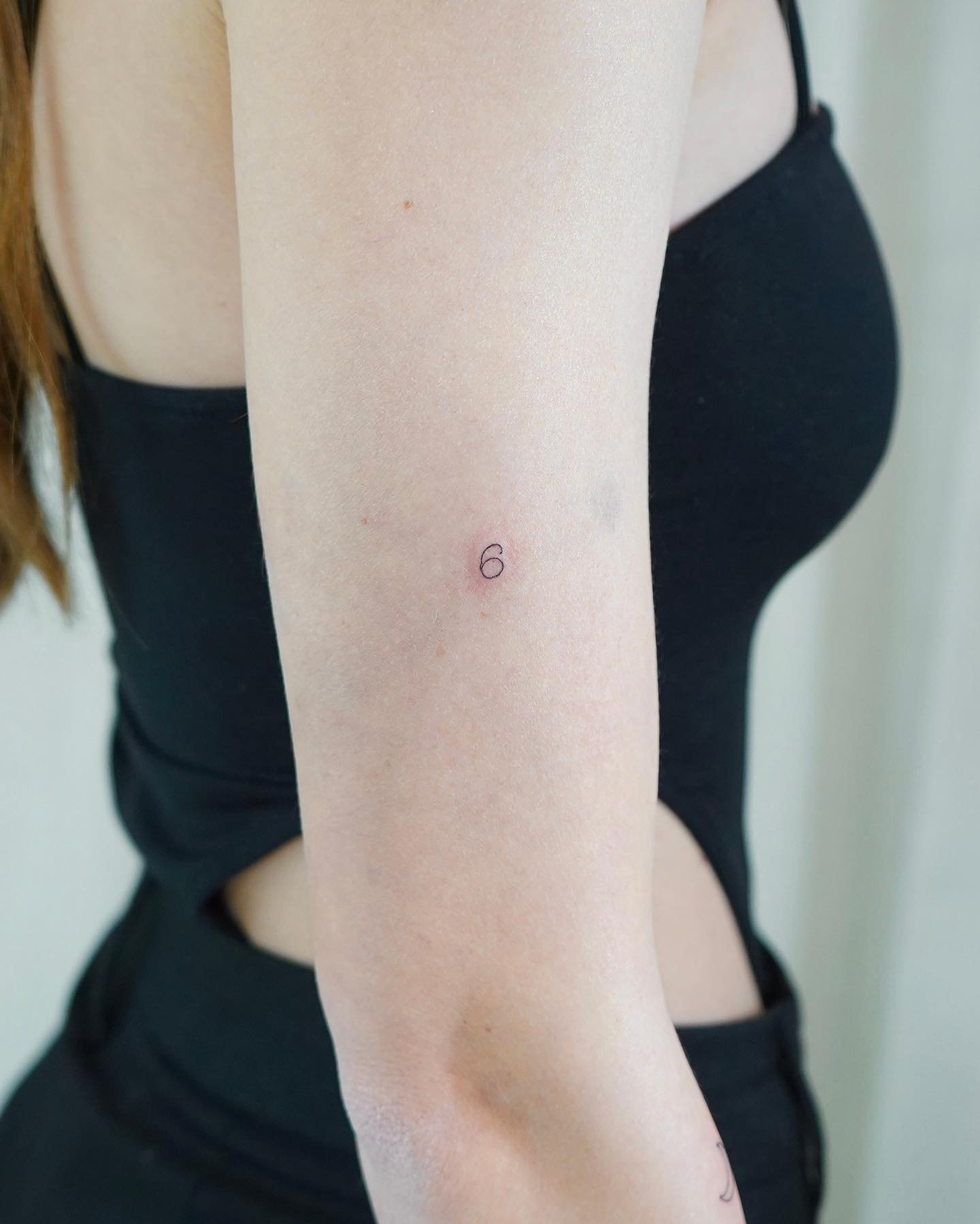 Tatuaje de frase en antebrazo, línea fina Sinkply Madrid