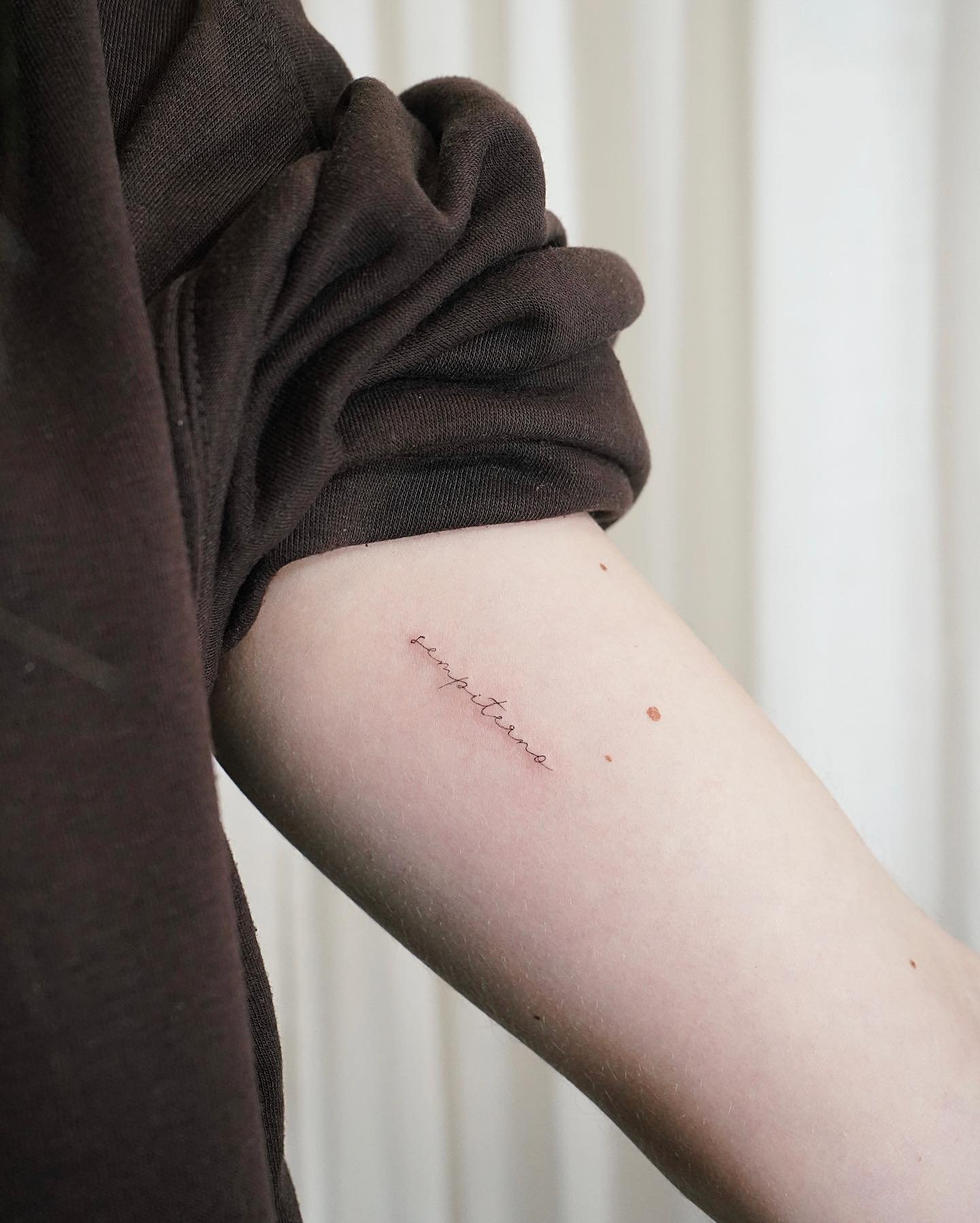 Tatuaje de frase en antebrazo, línea fina Sinkply Madrid