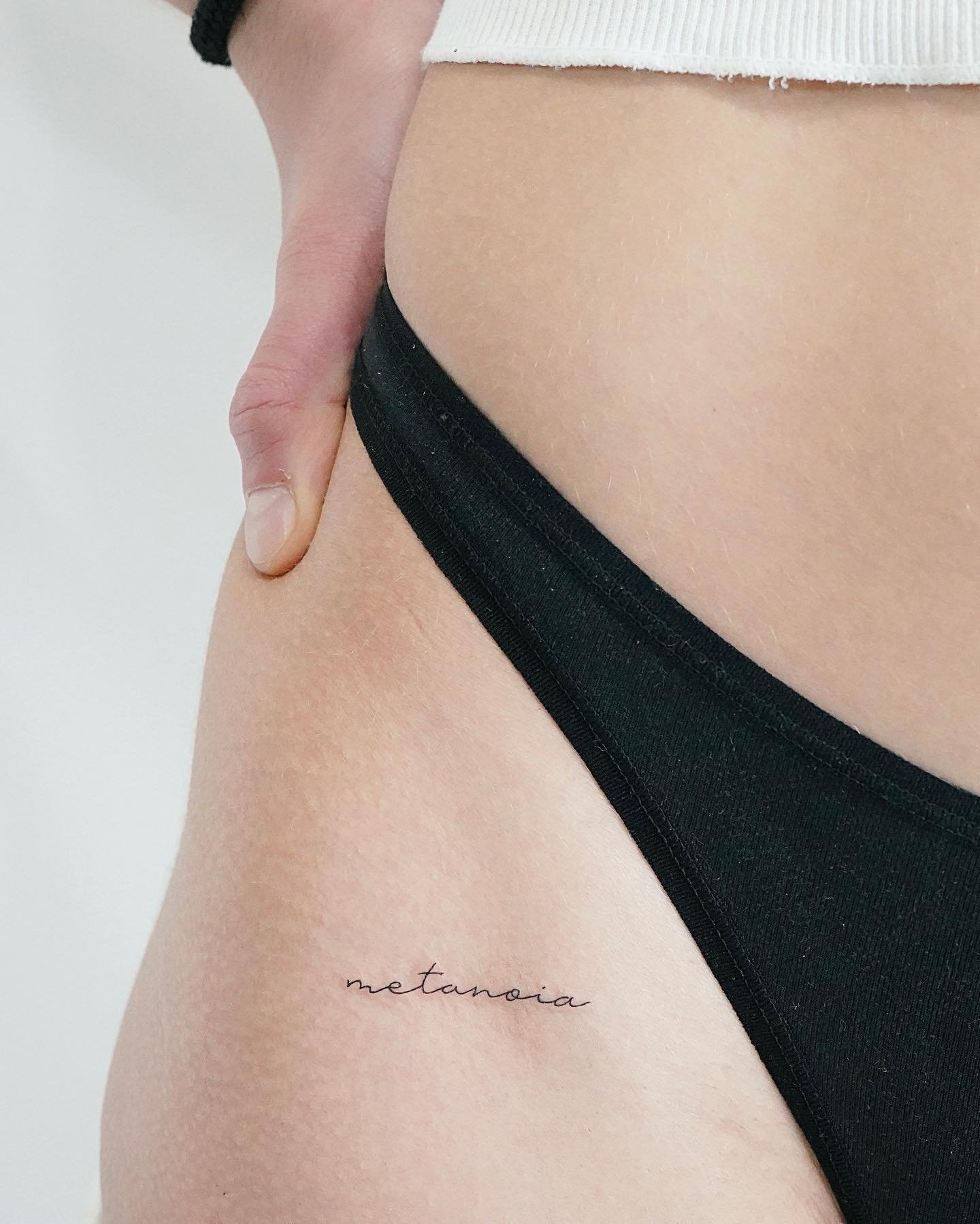Tatuaje de frase en antebrazo, línea fina Sinkply Madrid