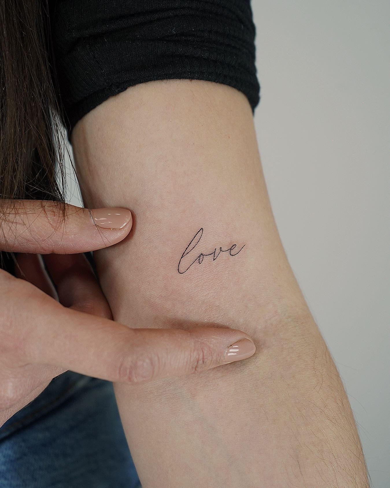 Tatuaje de frase en antebrazo, línea fina Sinkply Madrid