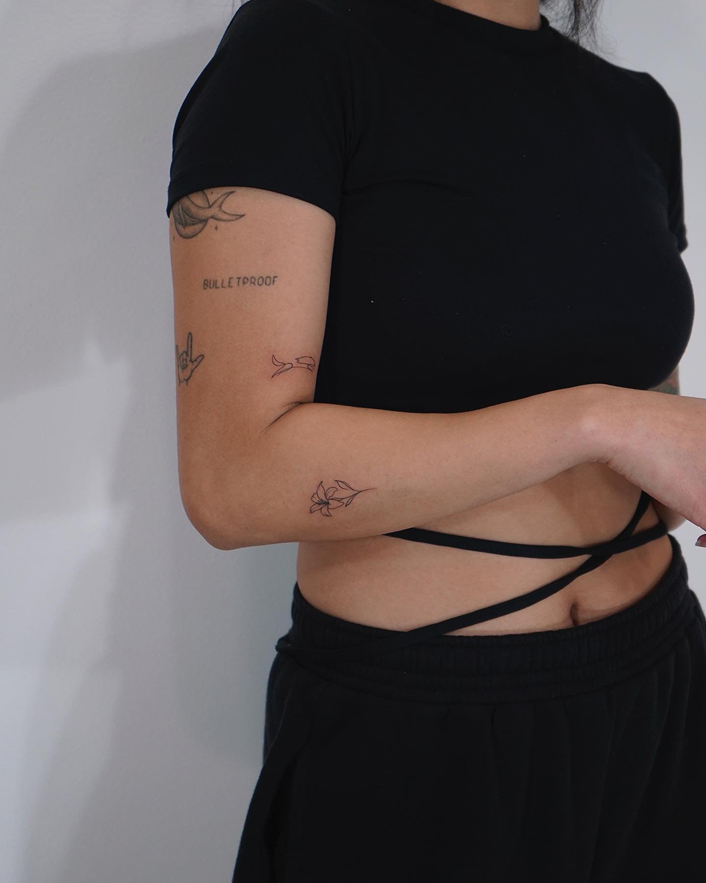 Tatuaje de frase en antebrazo, línea fina Sinkply Madrid