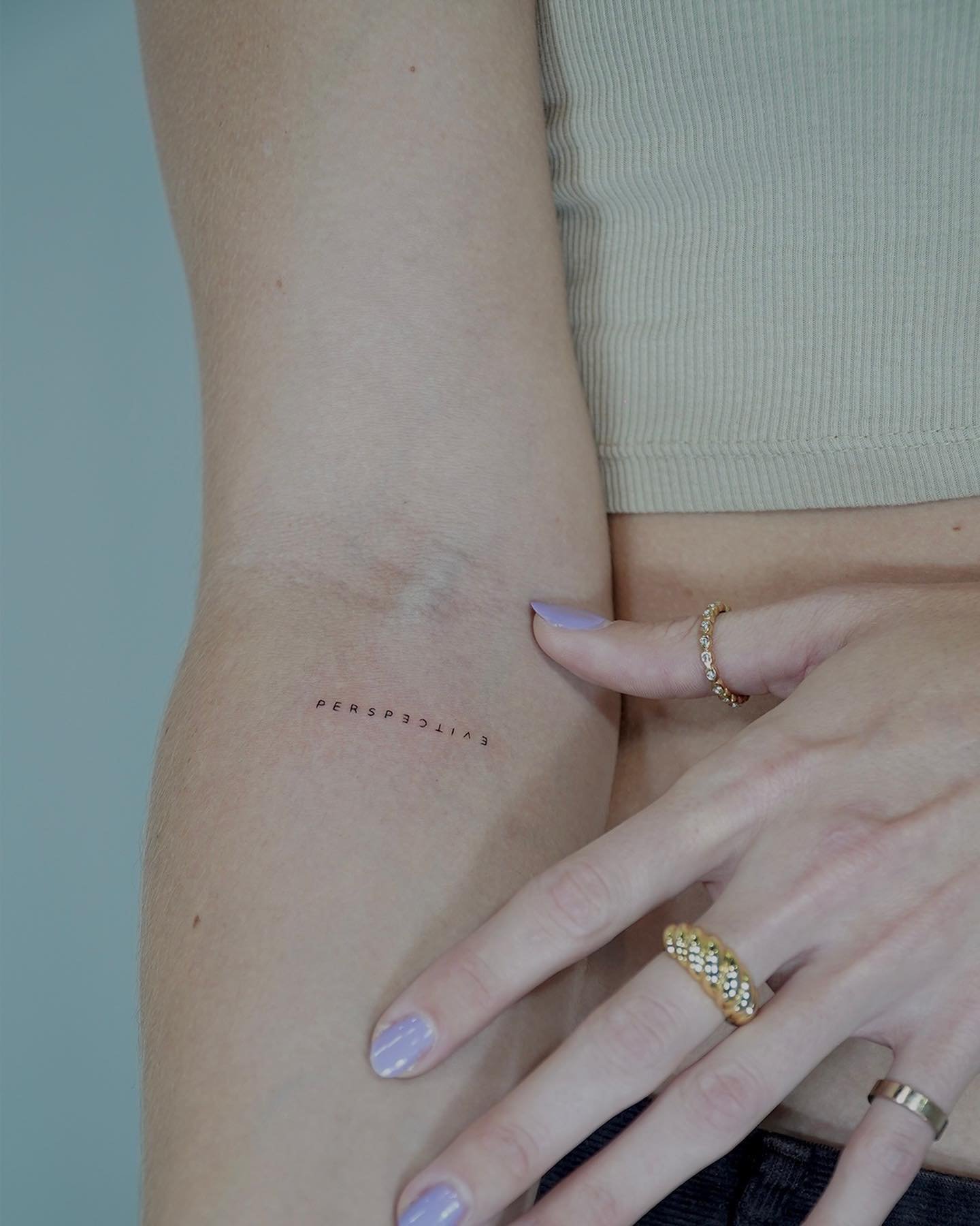 Tatuaje de frase en antebrazo, línea fina Sinkply Madrid