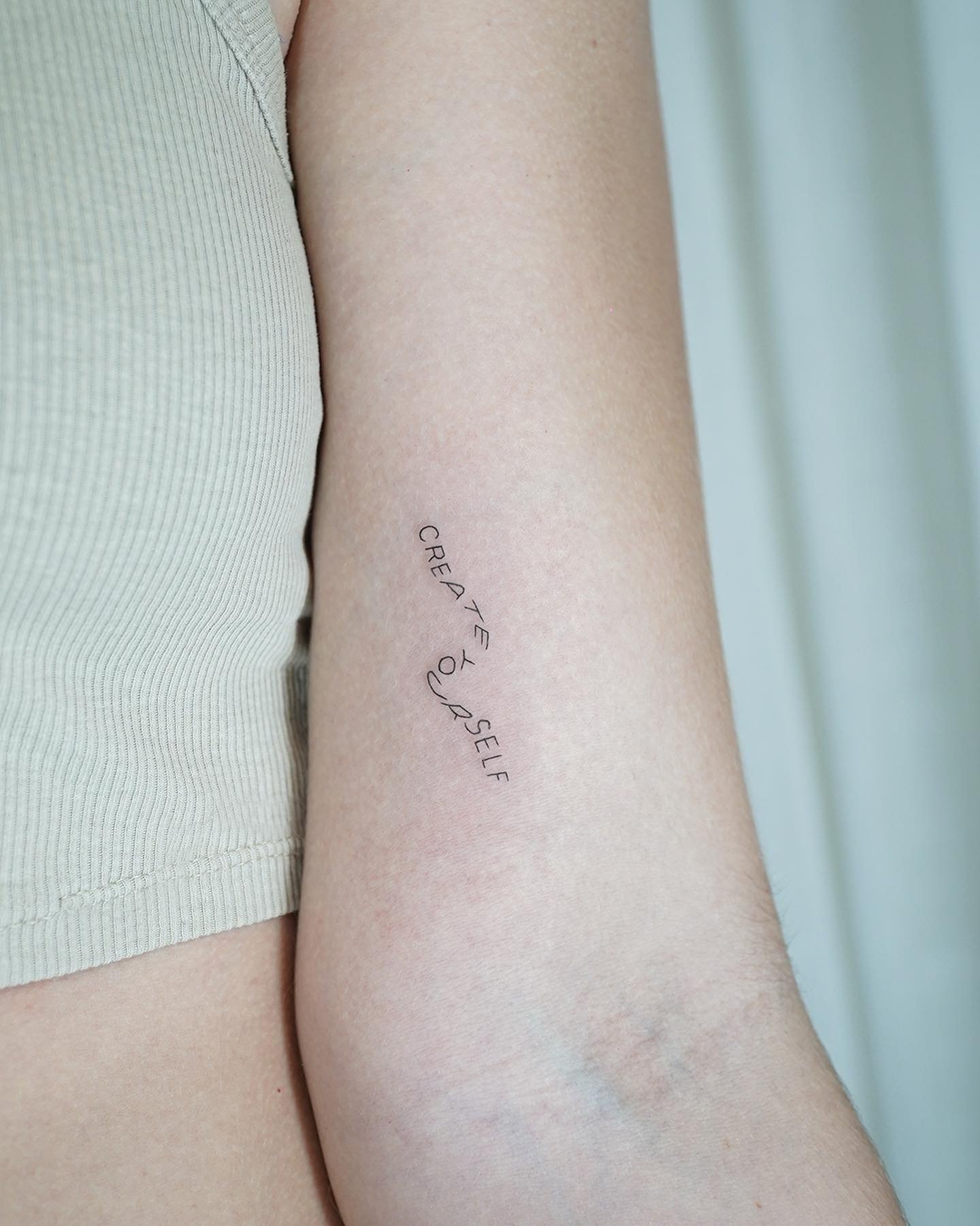 Tatuaje de frase en antebrazo, línea fina Sinkply Madrid