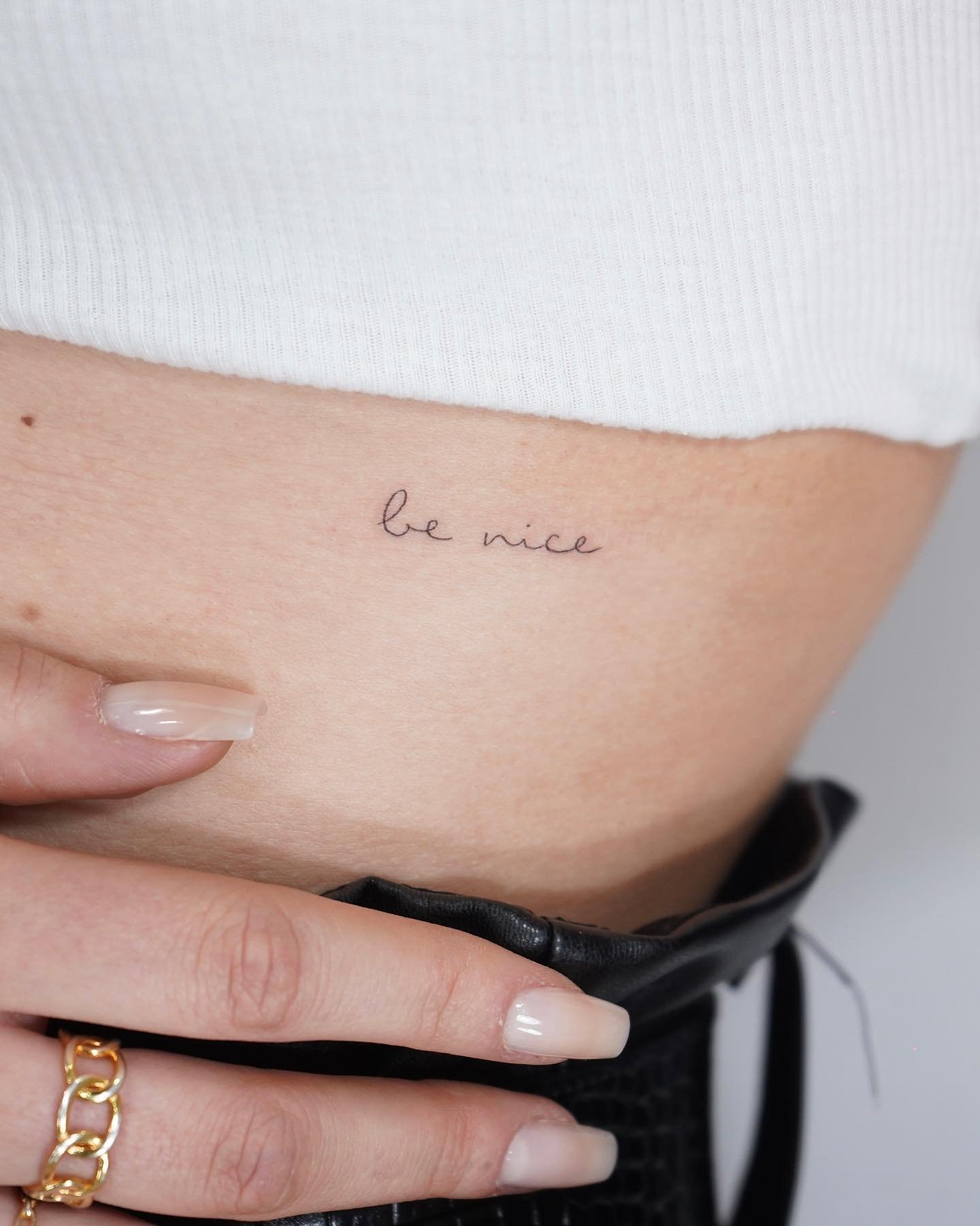 Tatuaje de frase en antebrazo, línea fina Sinkply Madrid