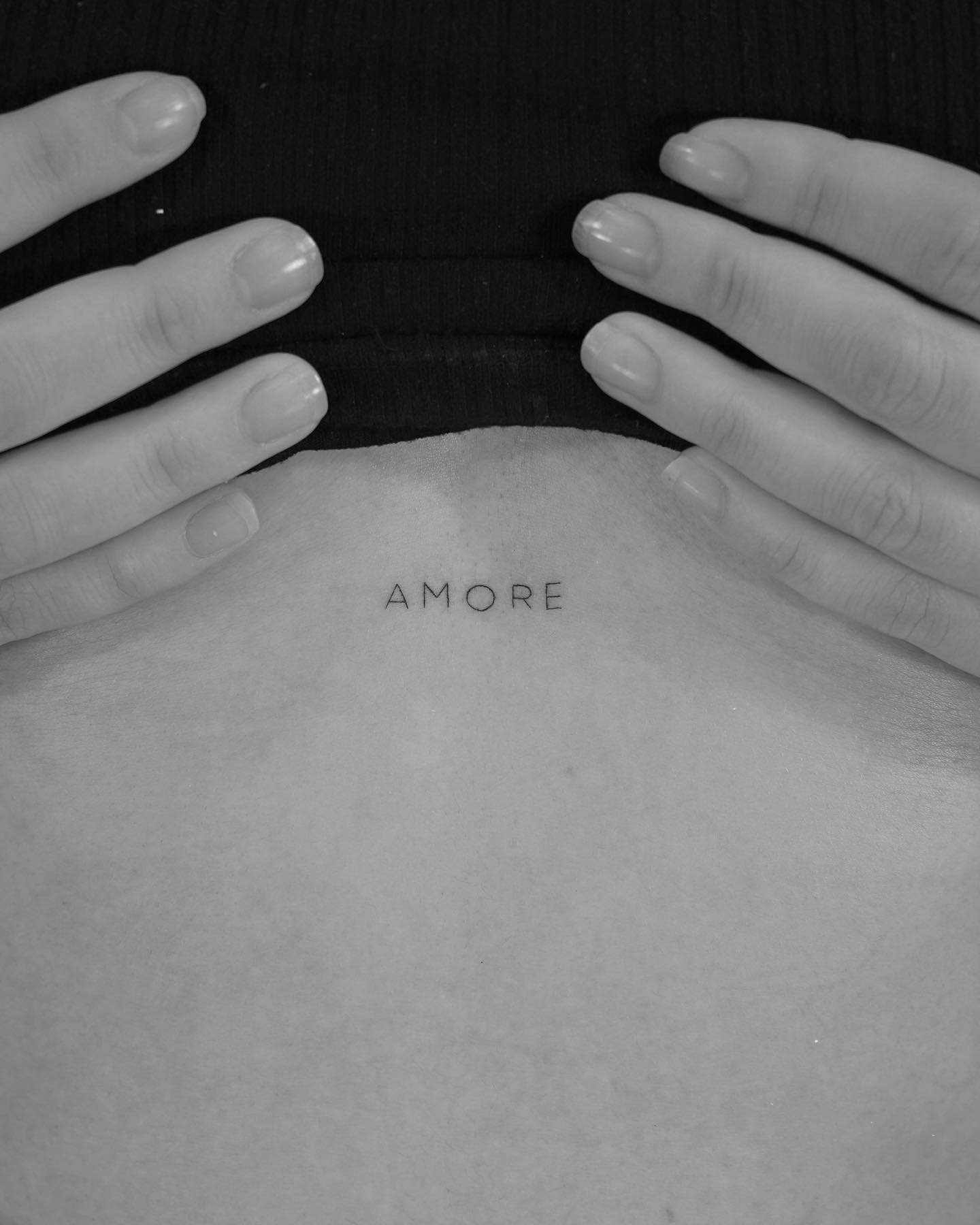 Tatuaje de frase en antebrazo, línea fina Sinkply Madrid