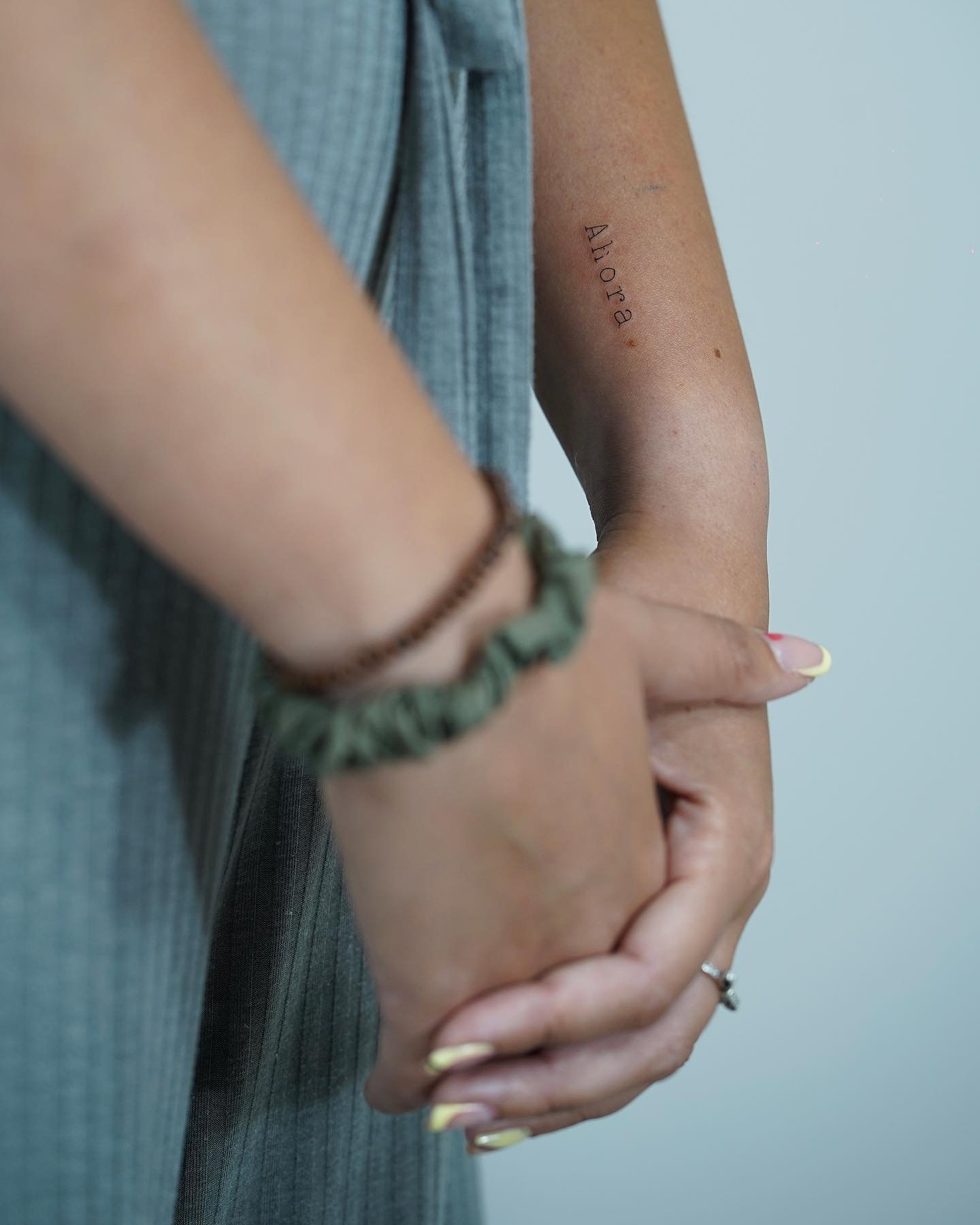 Tatuaje de frase en antebrazo, línea fina Sinkply Madrid