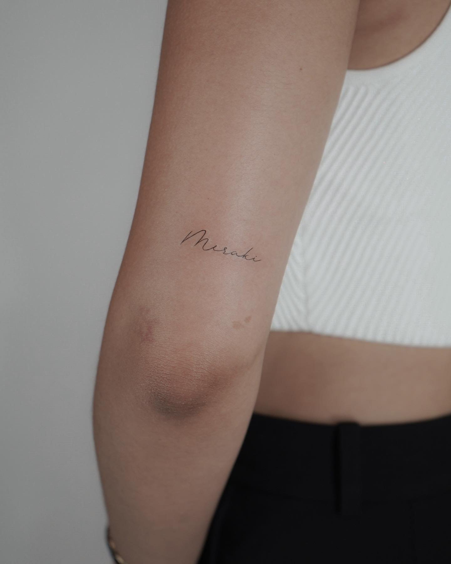 Tatuaje de frase en antebrazo, línea fina Sinkply Madrid
