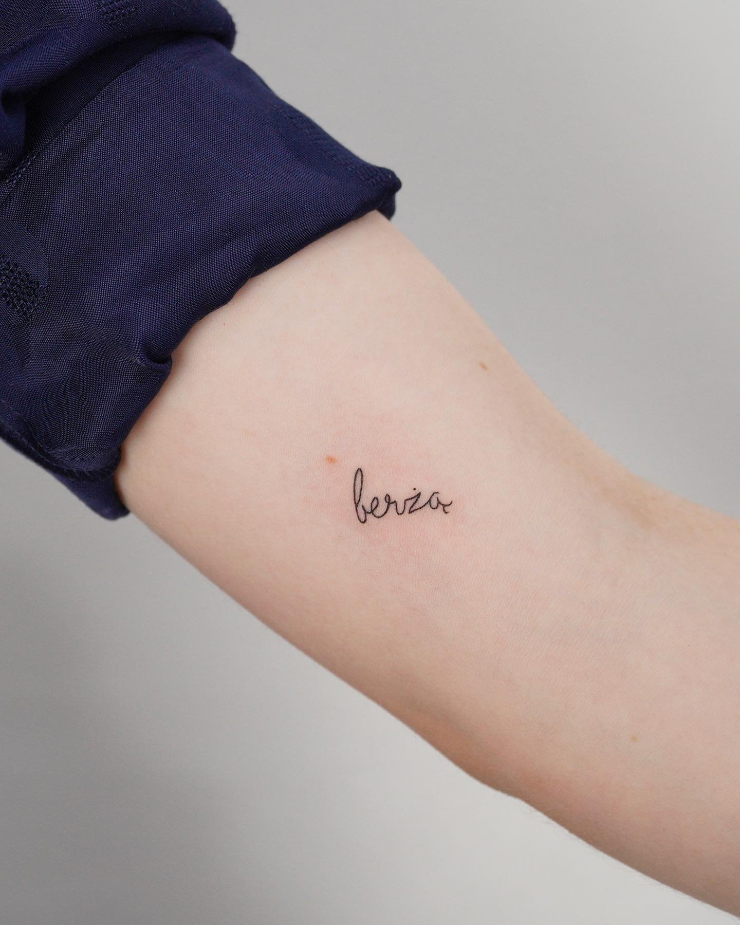 Tatuaje de frase en antebrazo, línea fina Sinkply Madrid