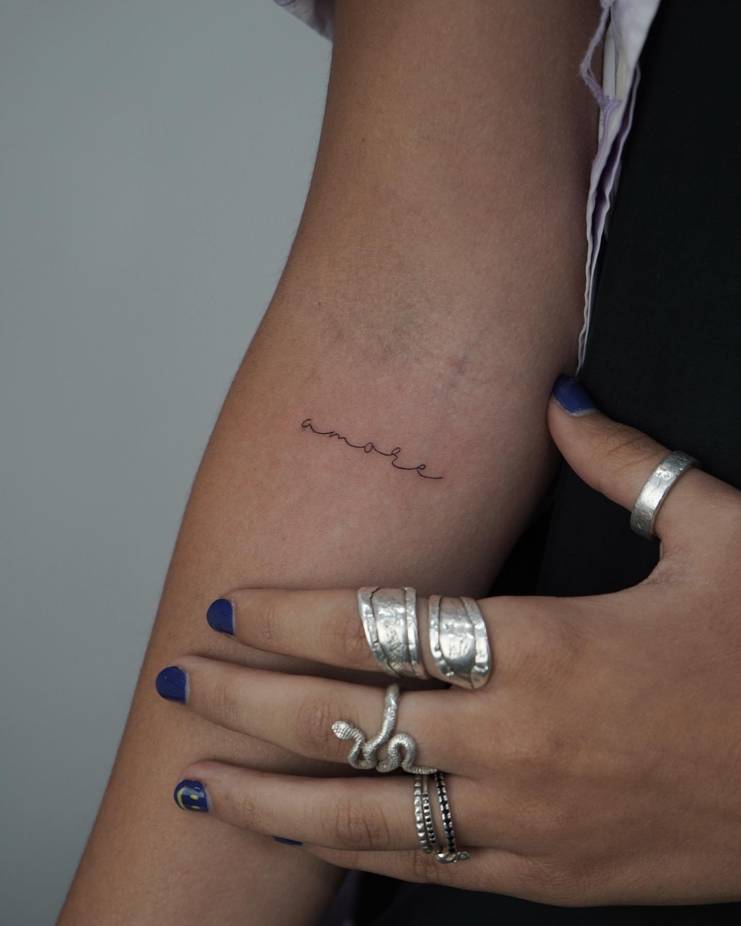 Tatuaje de frase en antebrazo, línea fina Sinkply Madrid