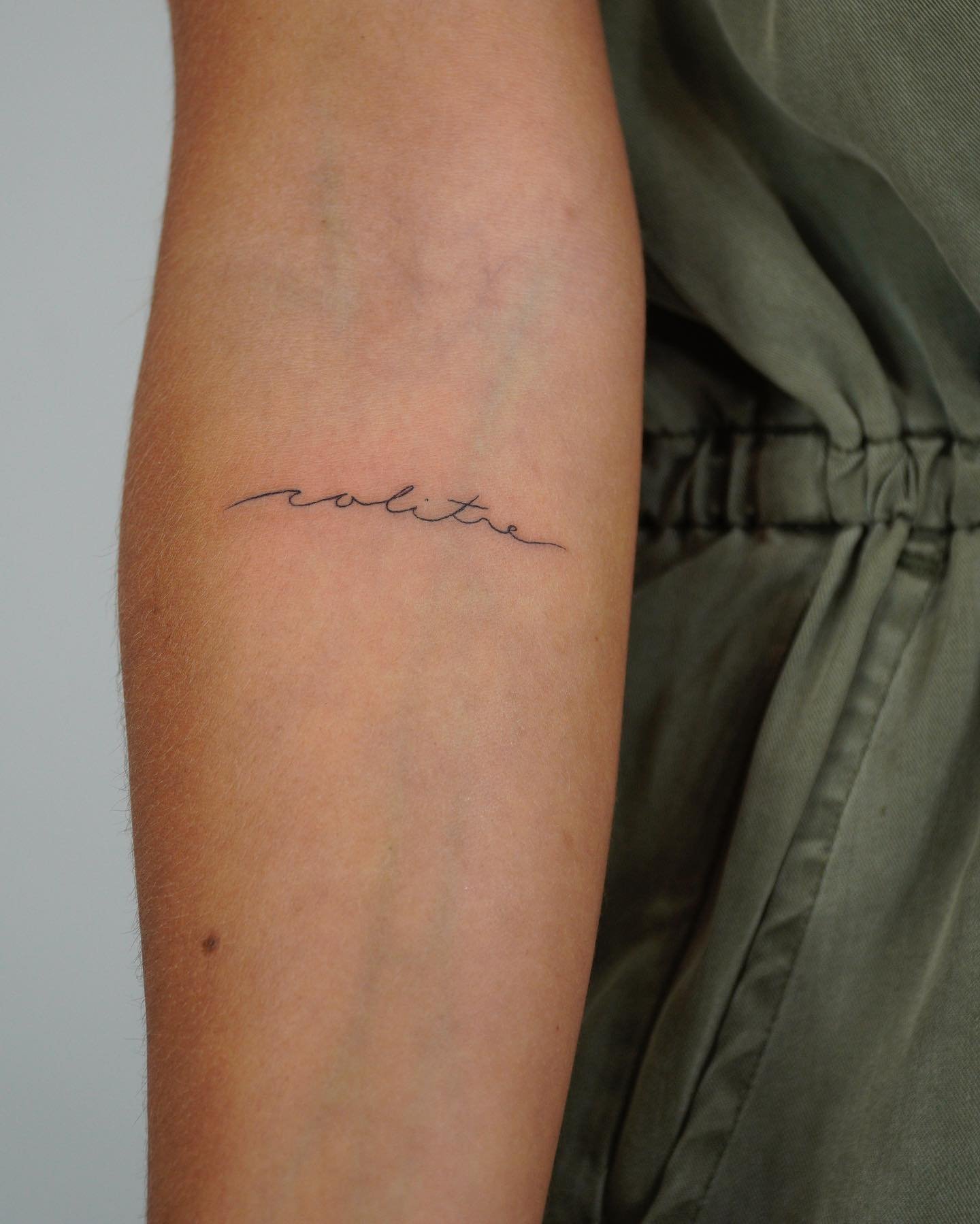 Tatuaje de frase en antebrazo, línea fina Sinkply Madrid