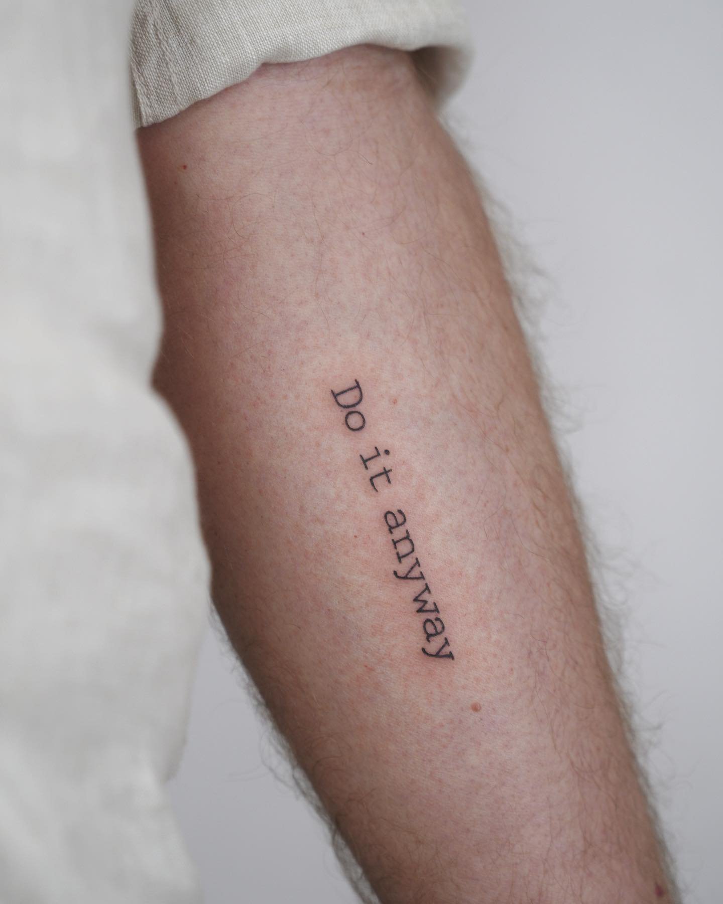 Tatuaje de frase en antebrazo, línea fina Sinkply Madrid