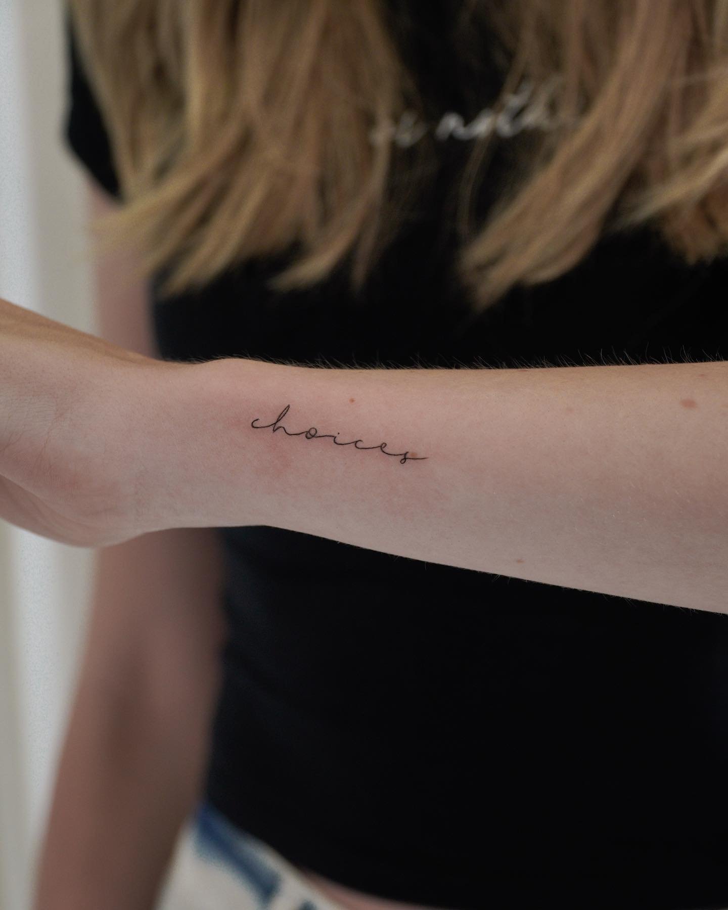 Tatuaje de frase en antebrazo, línea fina Sinkply Madrid
