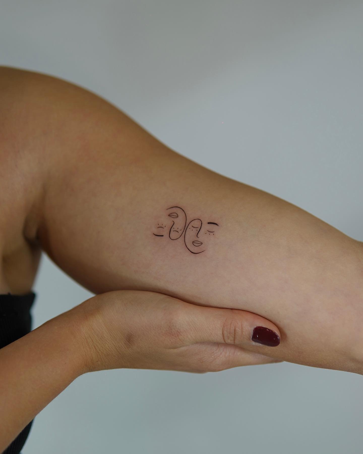 Tatuaje de frase en antebrazo, línea fina Sinkply Madrid