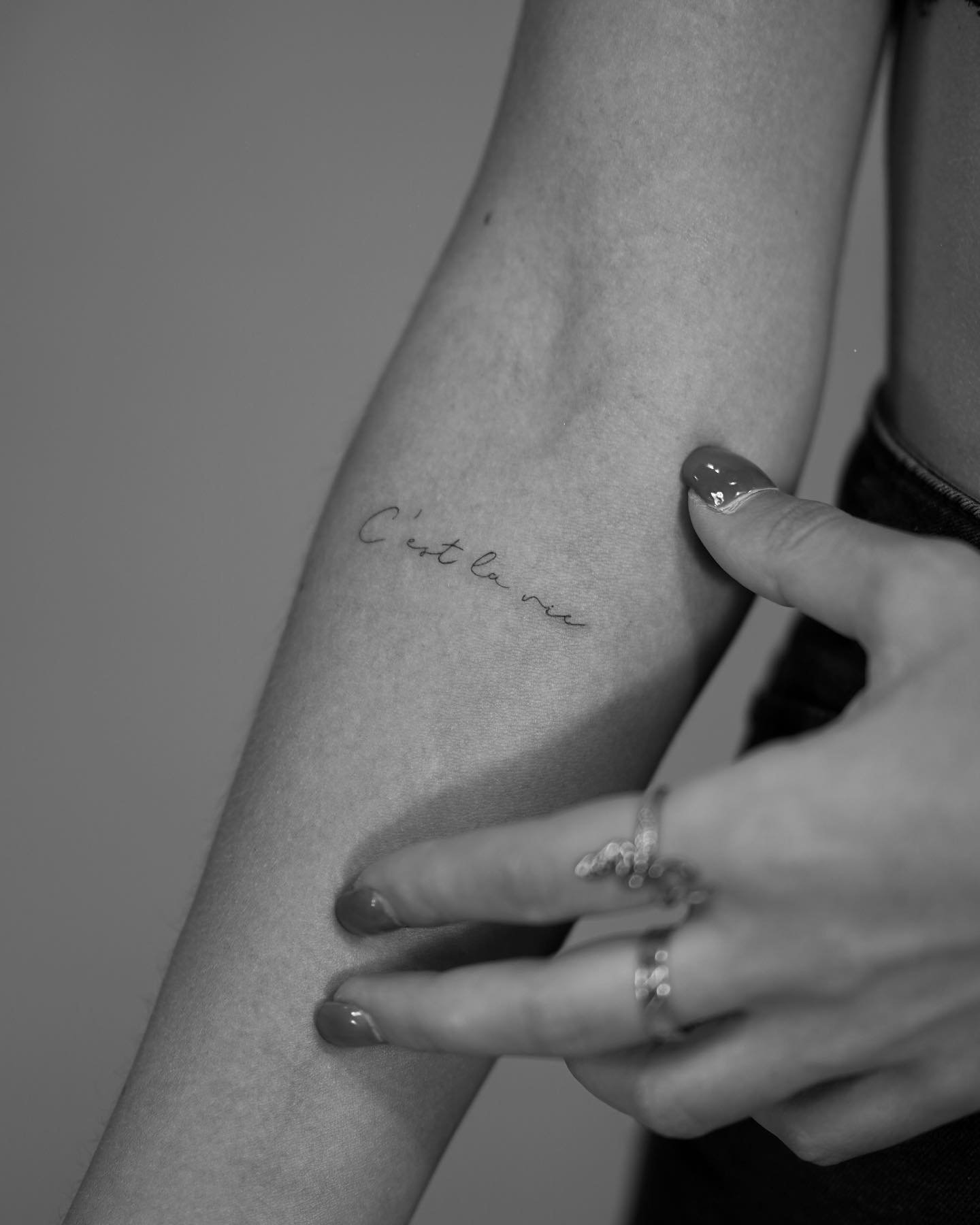 Tatuaje de frase en antebrazo, línea fina Sinkply Madrid