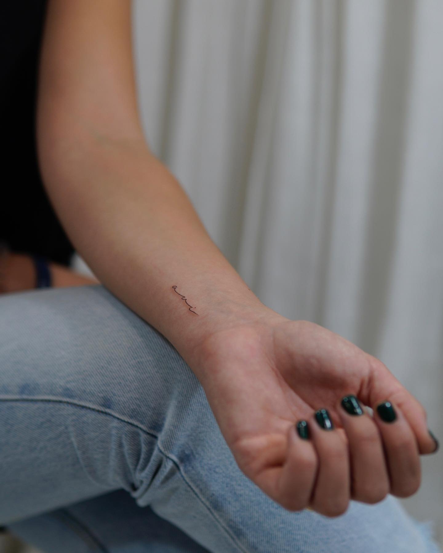 Tatuaje de frase en antebrazo, línea fina Sinkply Madrid