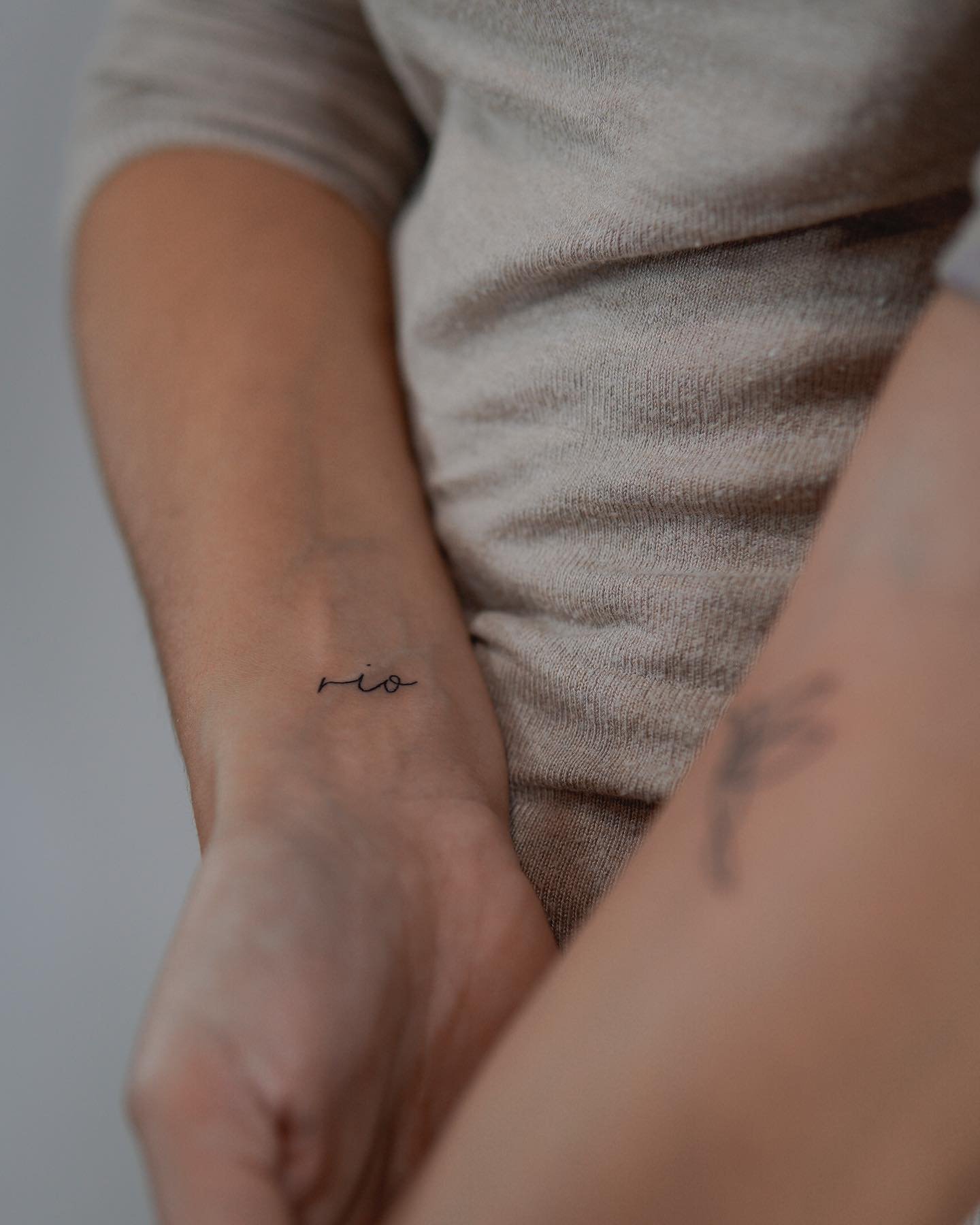 Tatuaje de frase en antebrazo, línea fina Sinkply Madrid