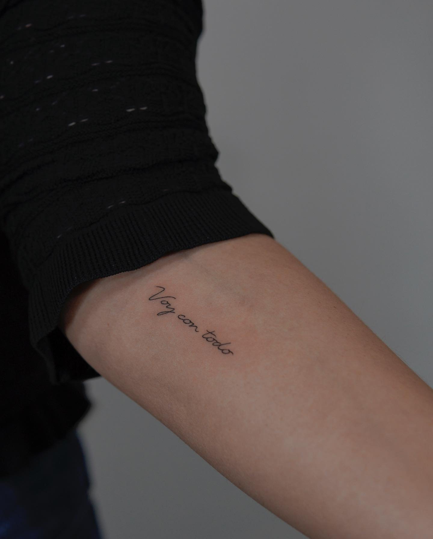 Tatuaje de frase en antebrazo, línea fina Sinkply Madrid