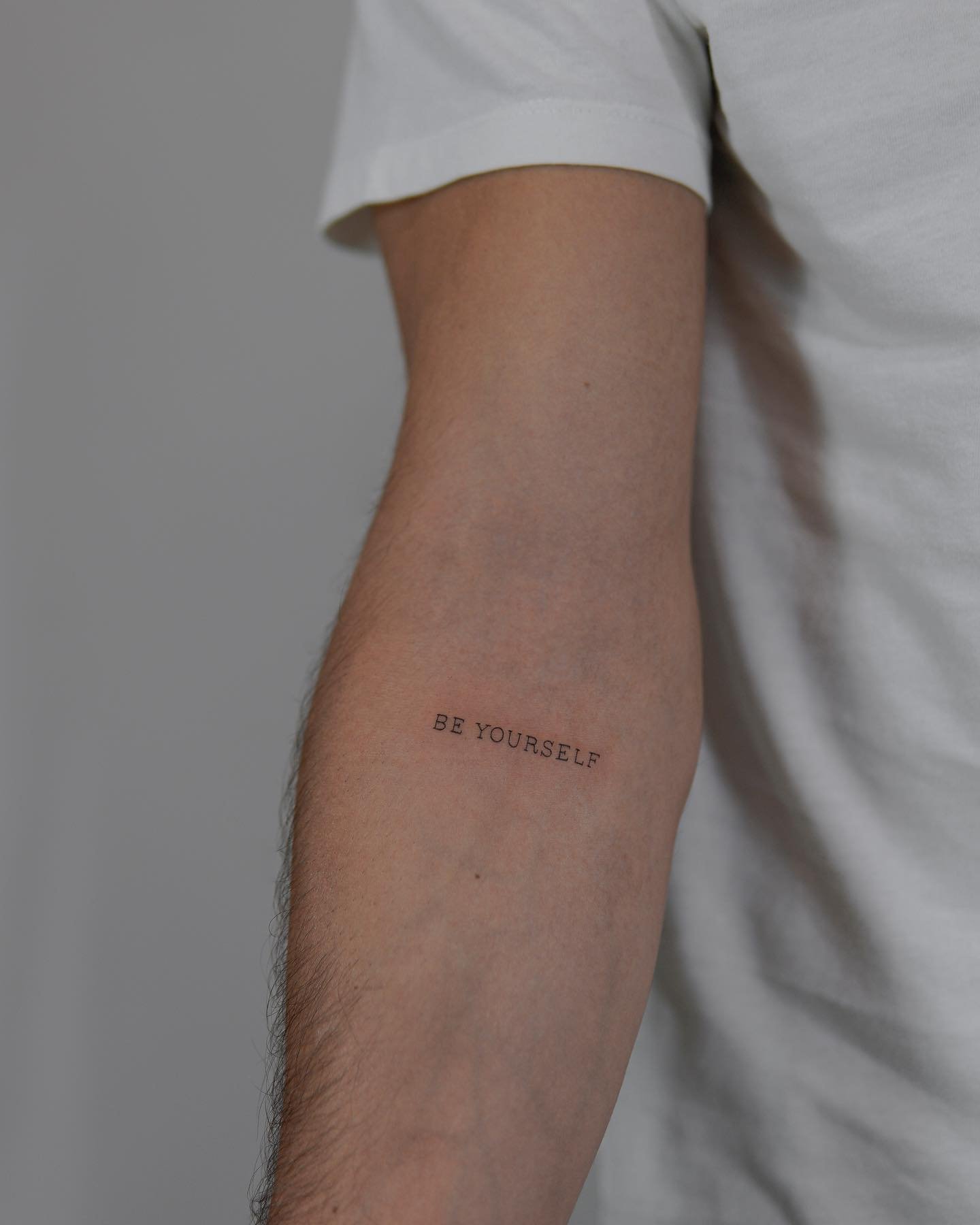 Tatuaje de frase en antebrazo, línea fina Sinkply Madrid