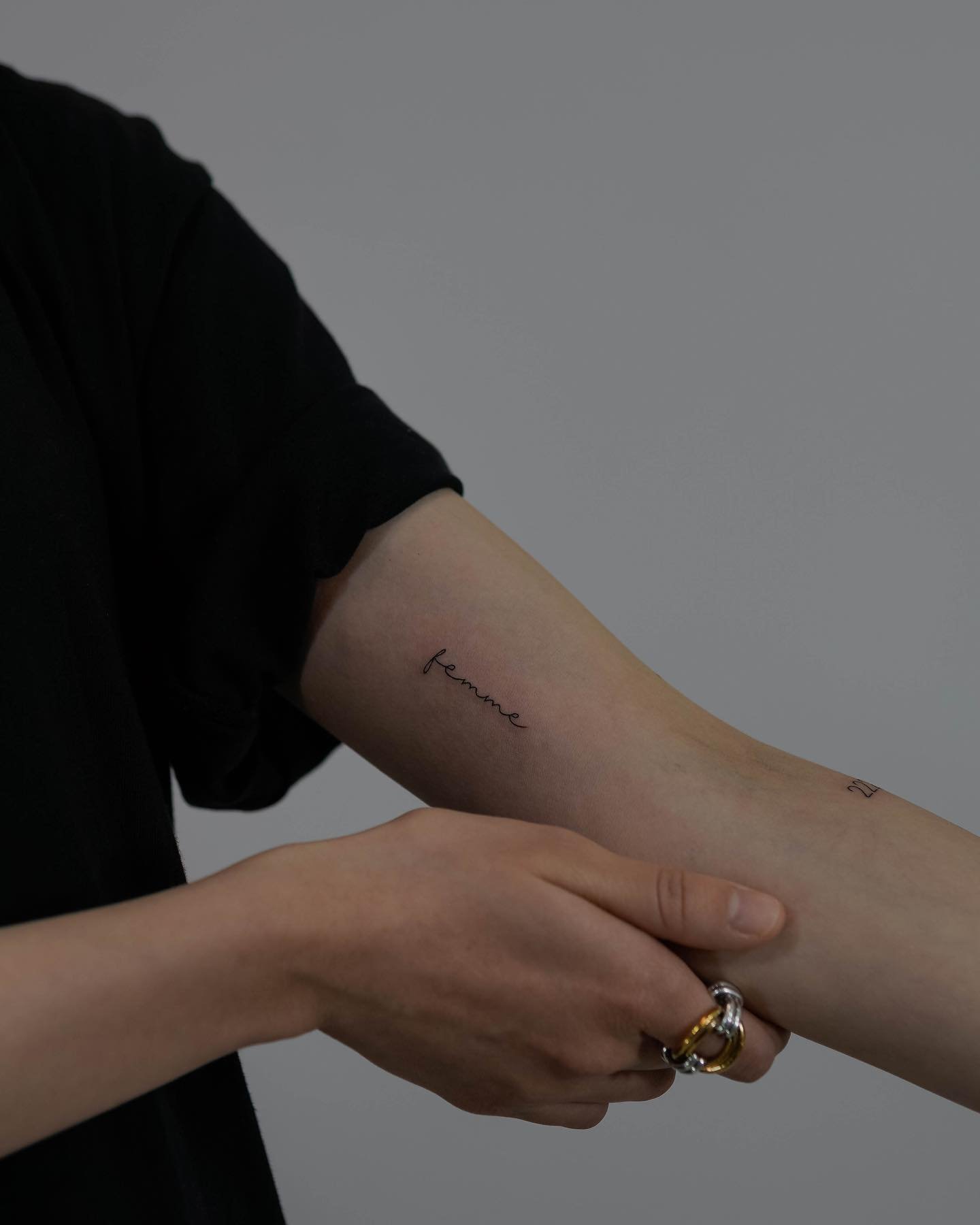 Tatuaje de frase en antebrazo, línea fina Sinkply Madrid
