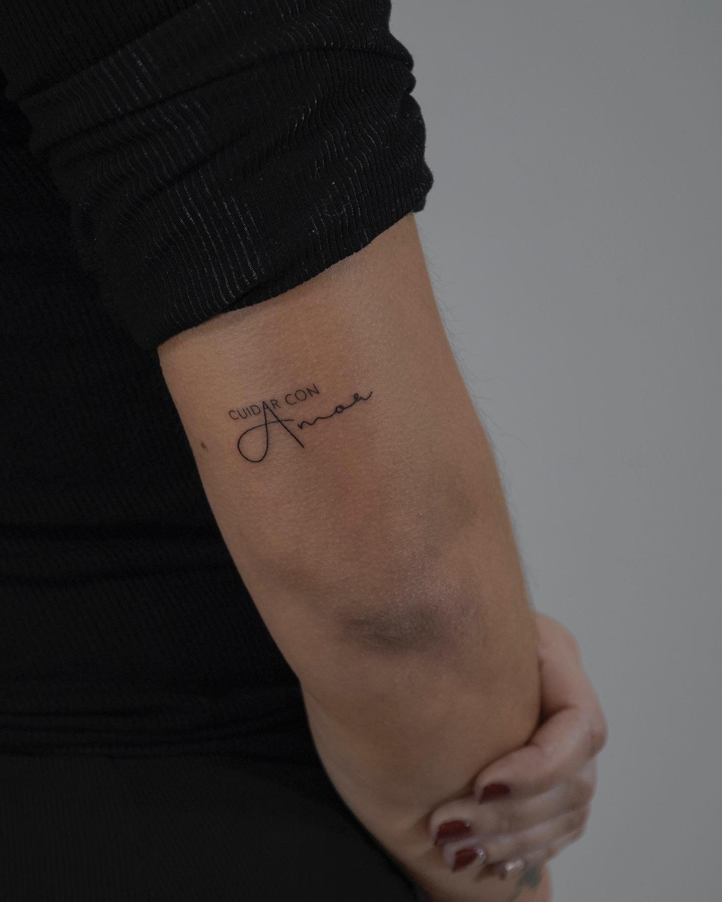 Tatuaje de frase en antebrazo, línea fina Sinkply Madrid