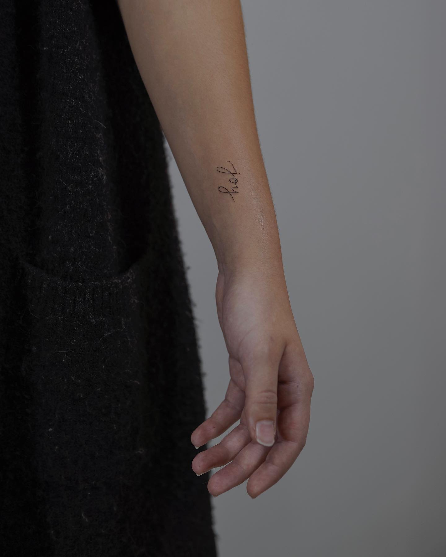 Tatuaje de frase en antebrazo, línea fina Sinkply Madrid