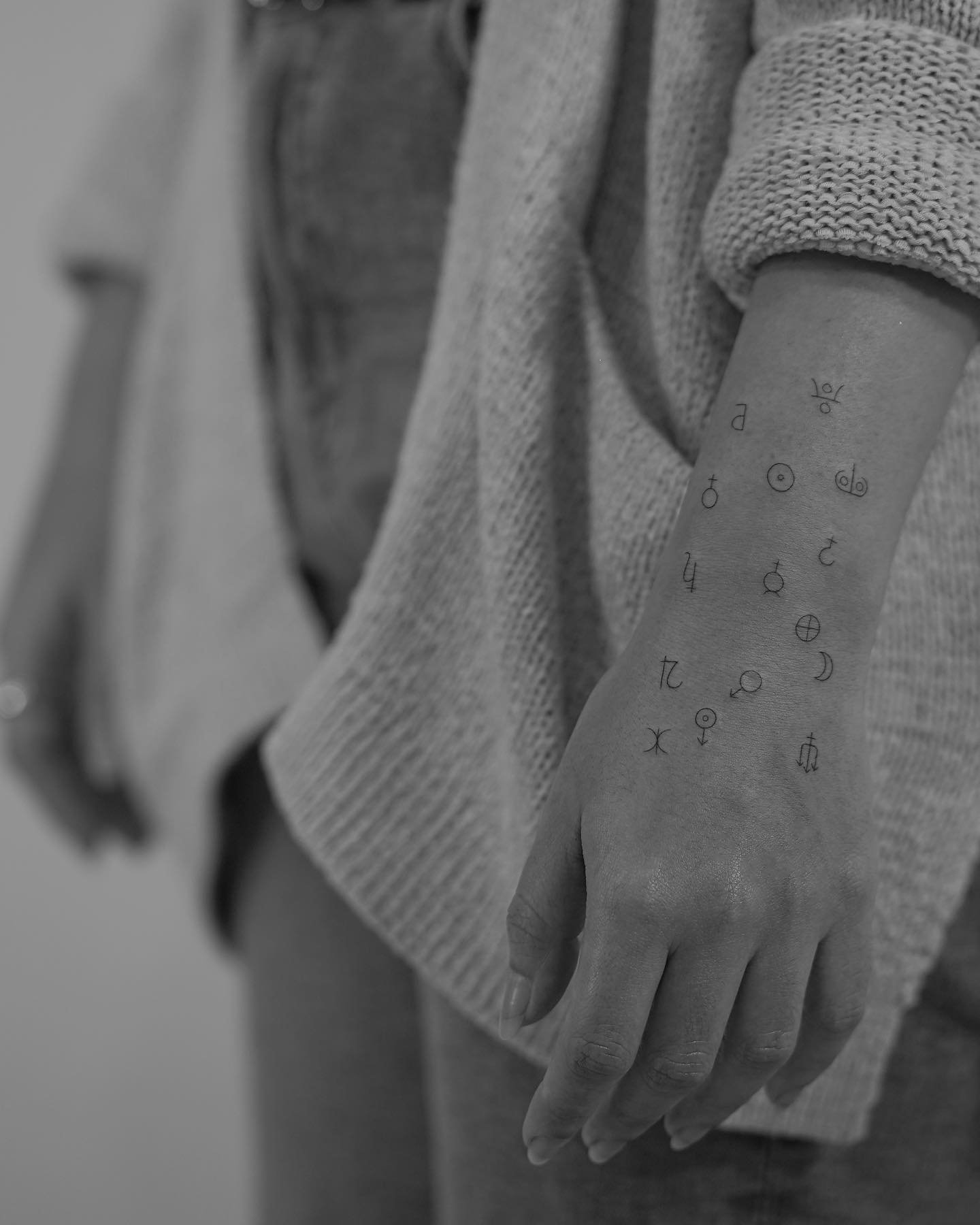 Tatuaje de frase en antebrazo, línea fina Sinkply Madrid